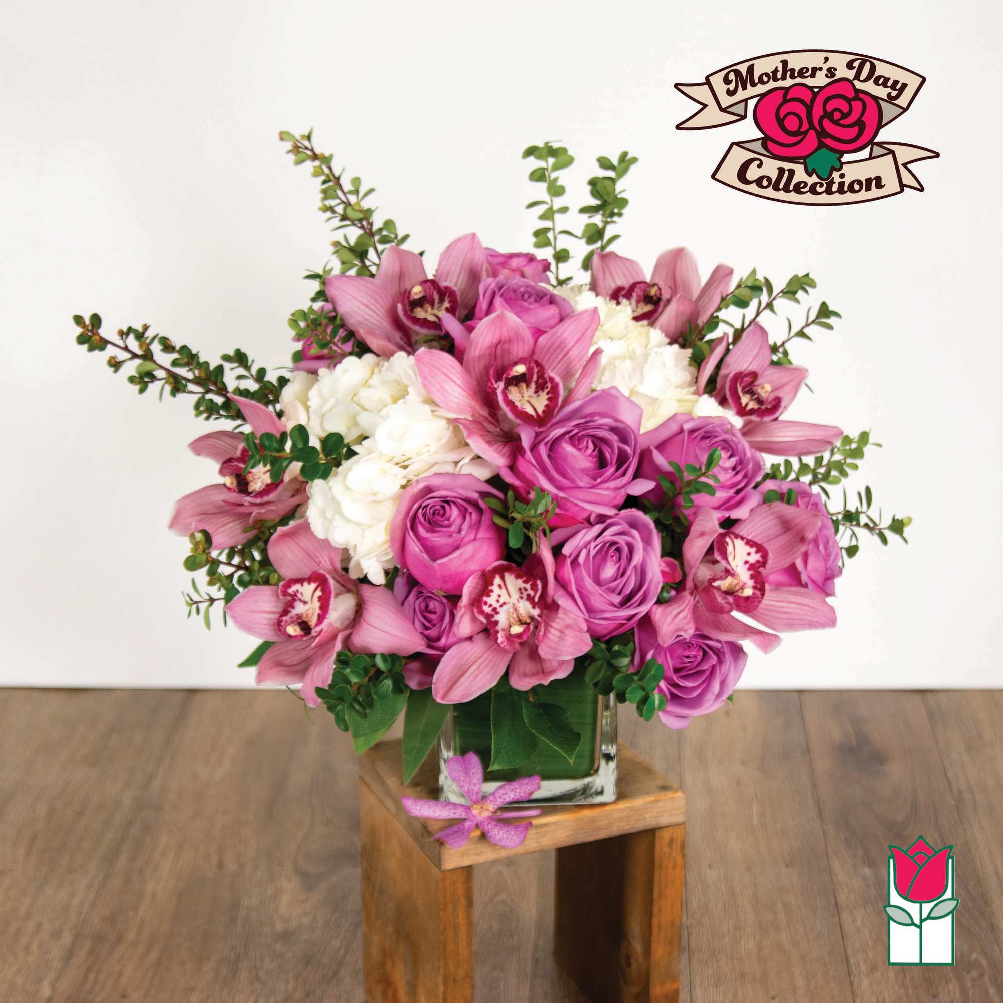 Pink orchid and rose bouquet in a glass vase