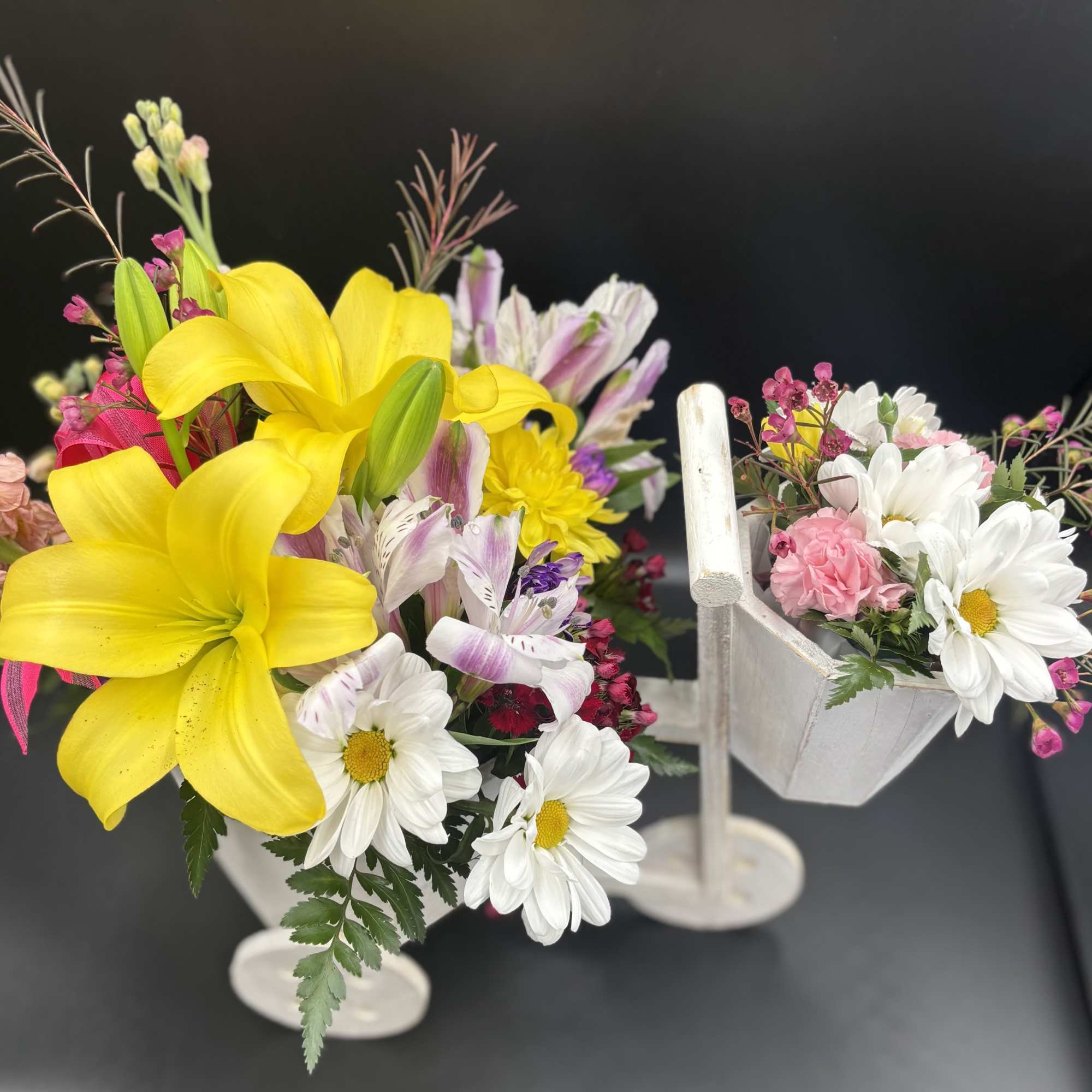 Fresh floral in basket pot setting 