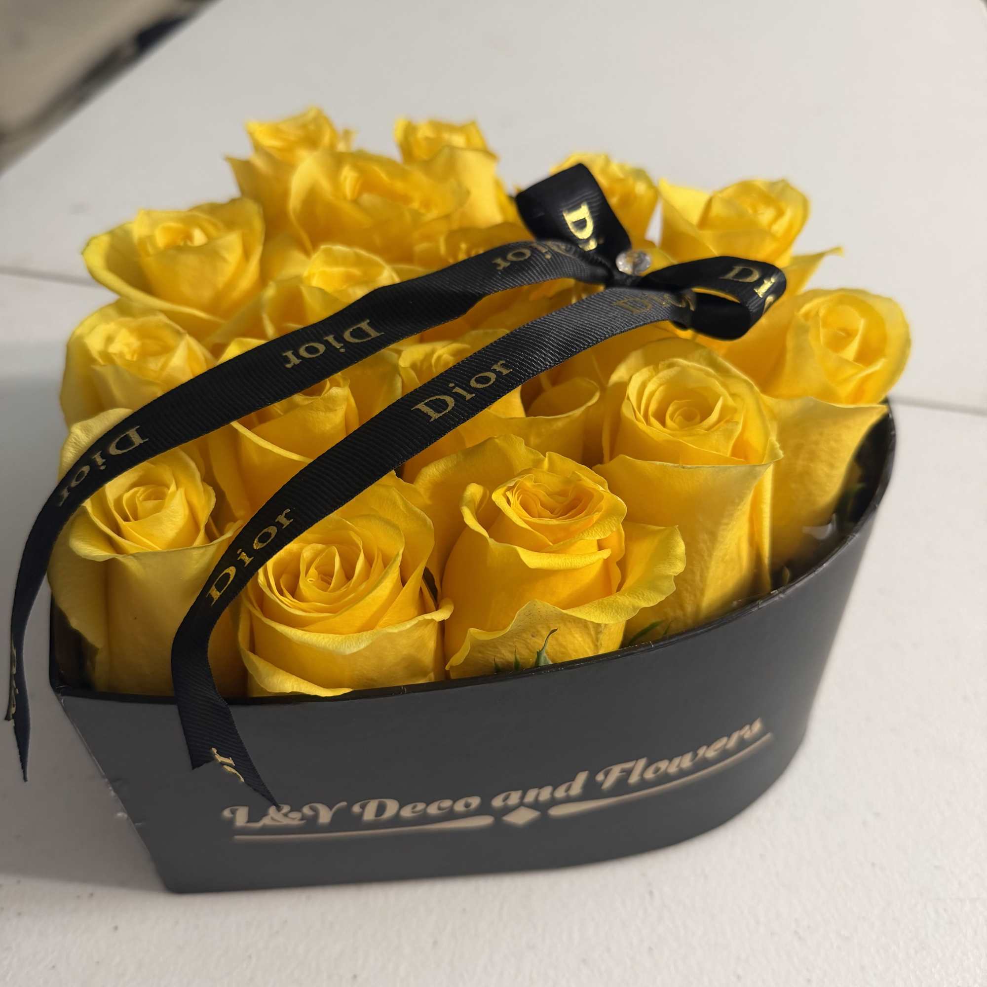 Arreglo radiante y lleno de energia positiva compuesto por hermosas Rosas Amarillas