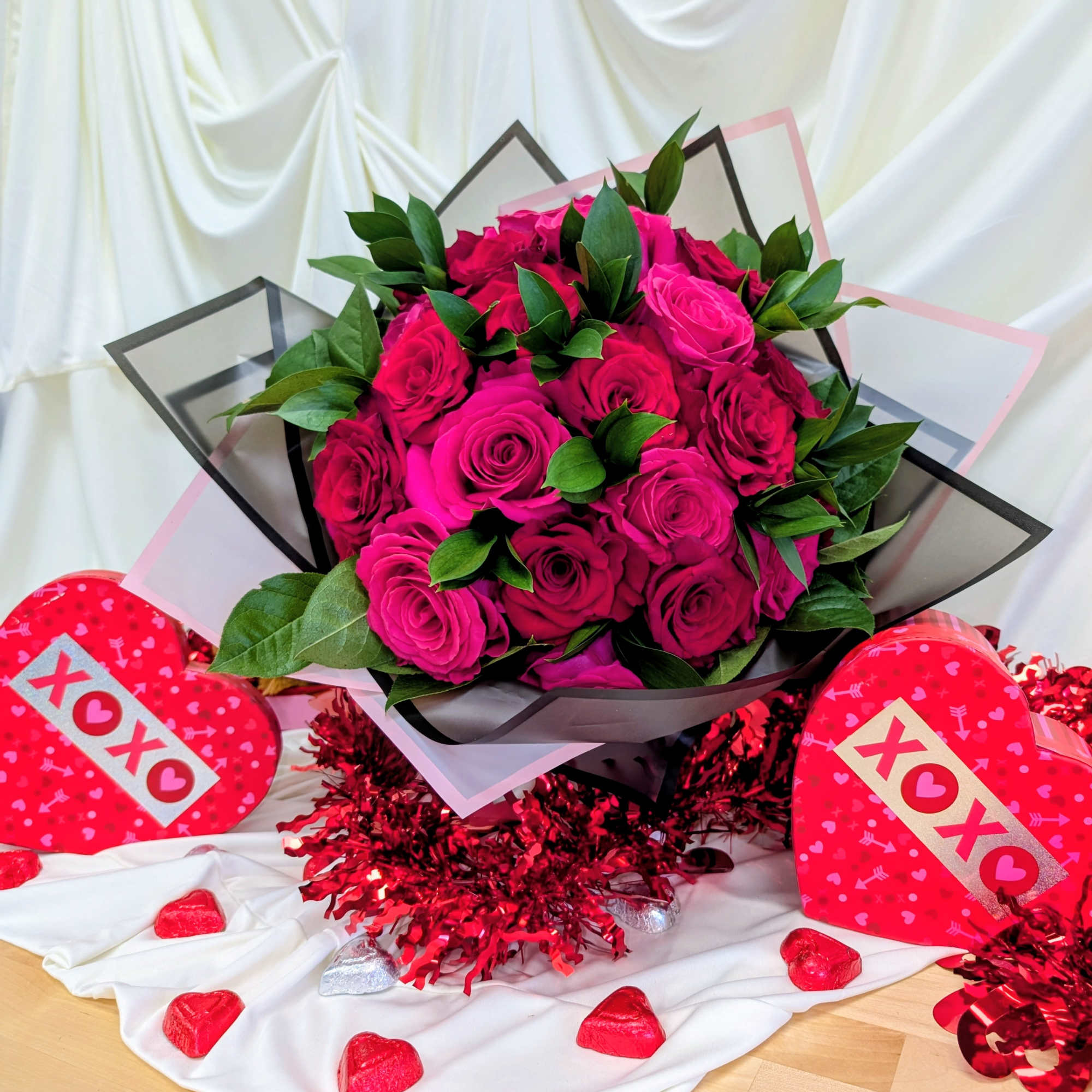 Pink rose bouquet with green leaves and XOXO heart decorations