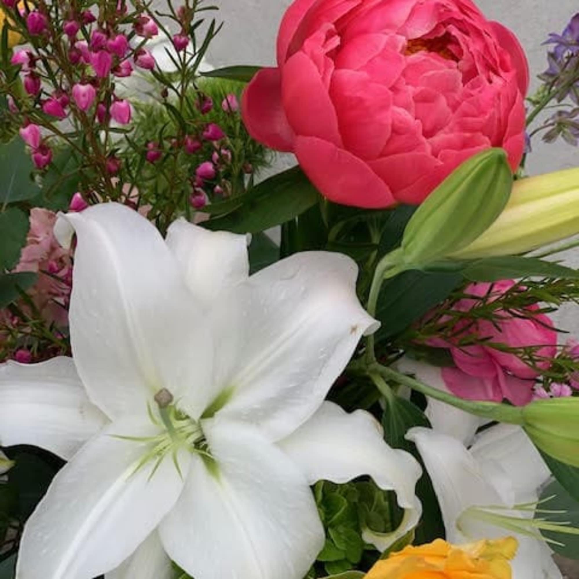 The season's most beautiful blooms designed in a garden style in a