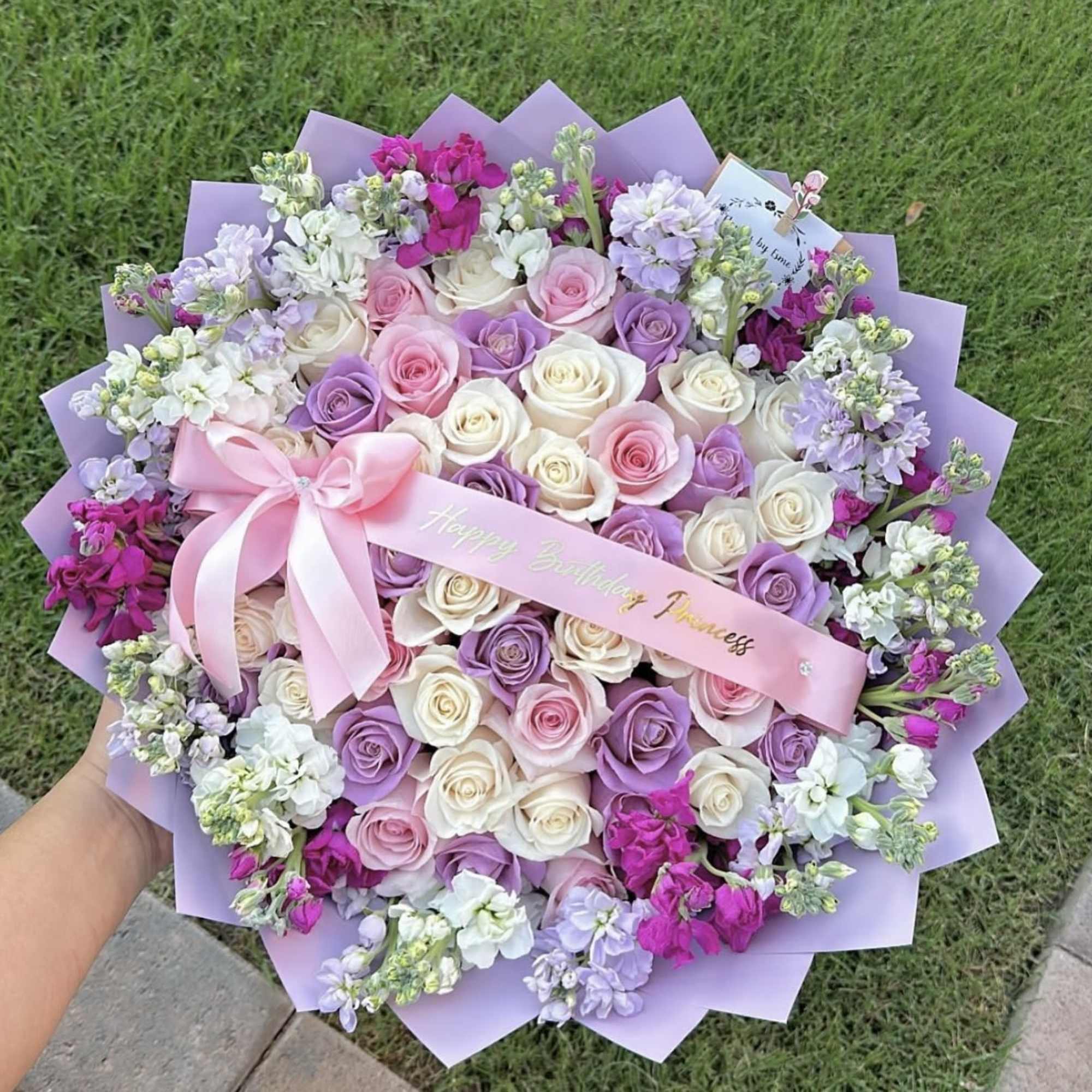 Roses and a beutifull rim stock and carnations!

Color roses:
Red 
White
Ligth pink
Pink
Hot pink
Lavender
Purple

If