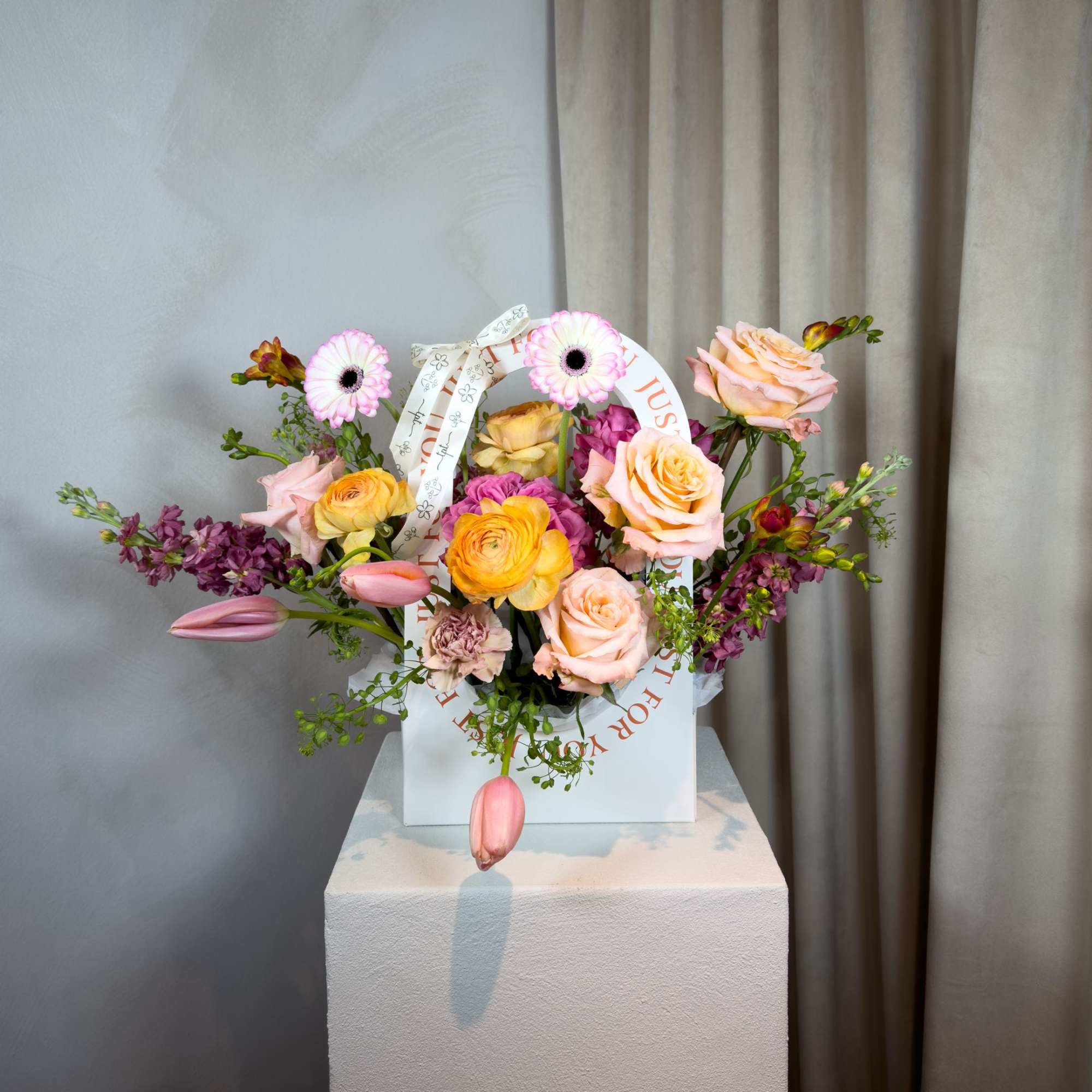 Sarang (사랑) &mdash; a soft, intentional arrangement presented in a modern box.
Each