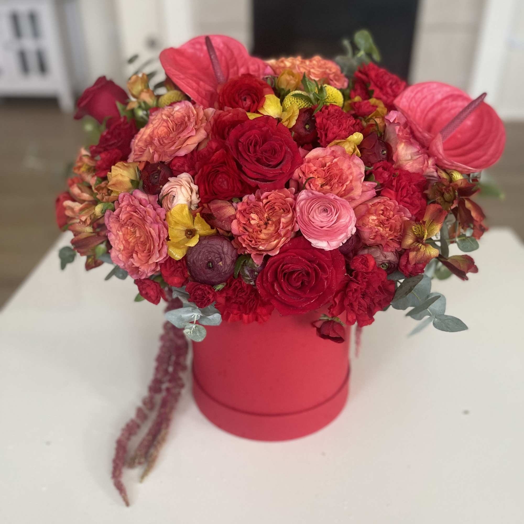 Pink and red bouquet in a round pink box