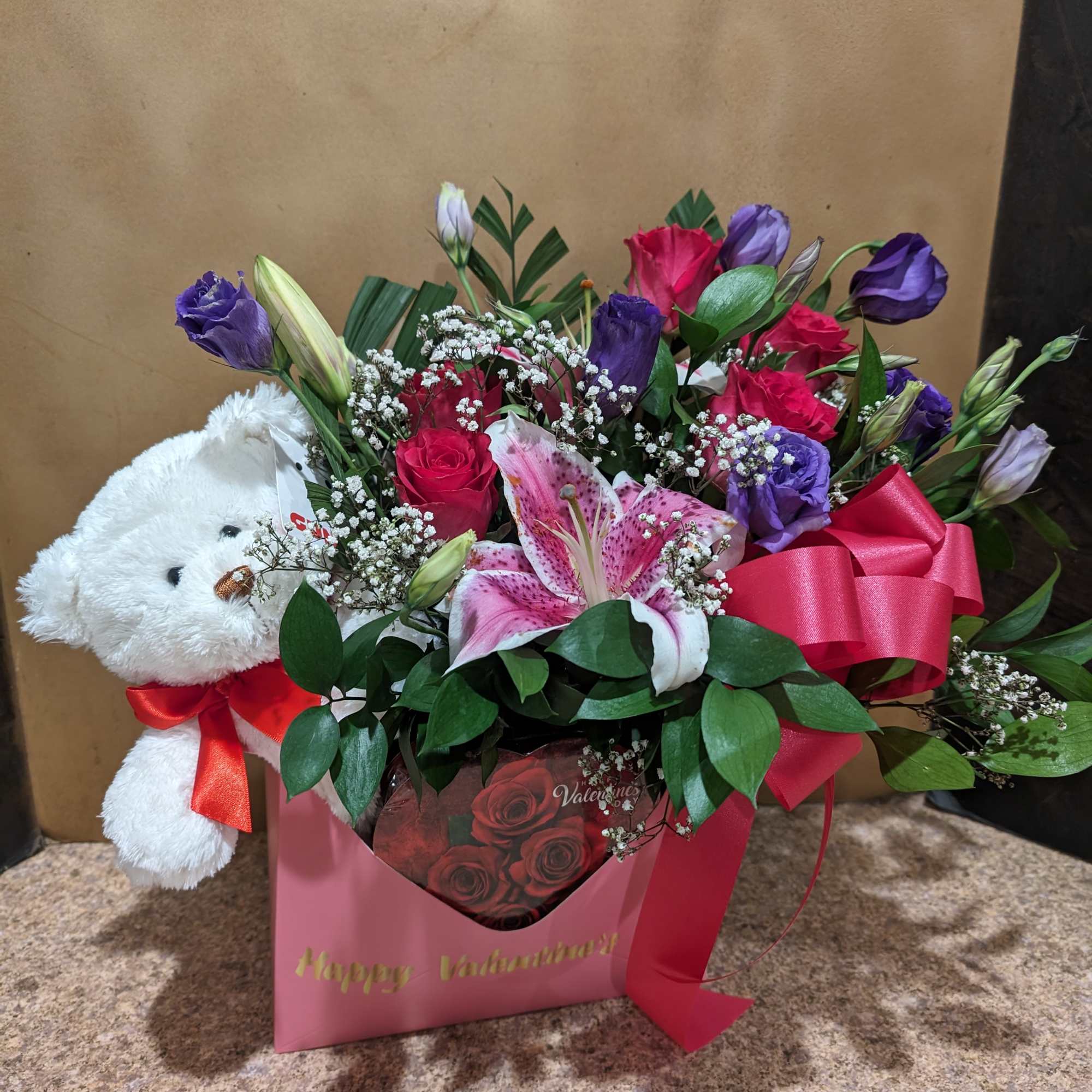 FLOWERS
BEAR
CHOCOLATES
With Earth in mind, we are happy to offer  a beautiful