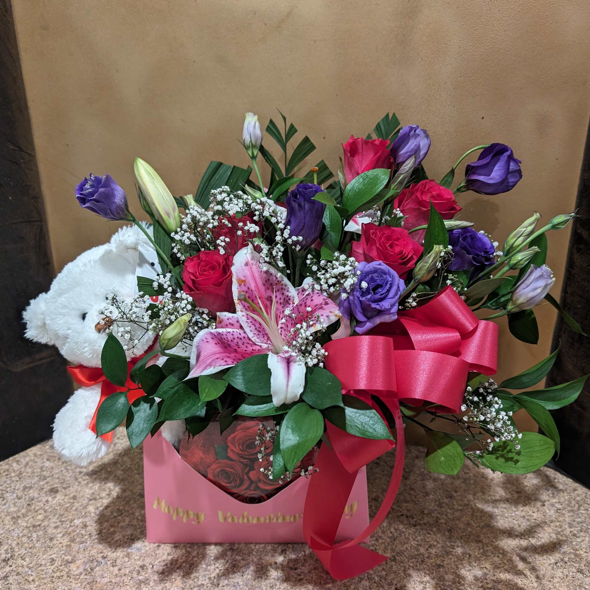 FLOWERS
BEAR
CHOCOLATES
With Earth in mind, we are happy to offer  a beautiful