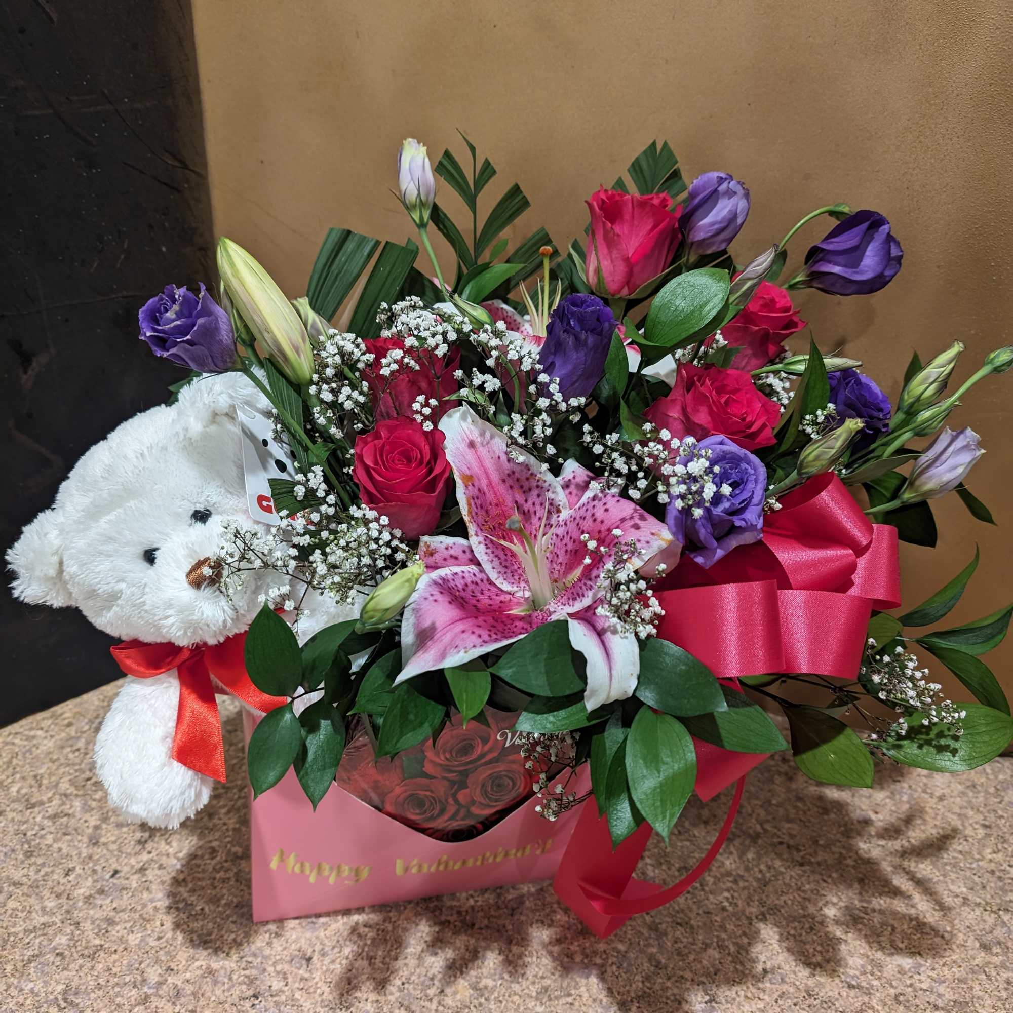 FLOWERS
BEAR
CHOCOLATES
With Earth in mind, we are happy to offer  a beautiful