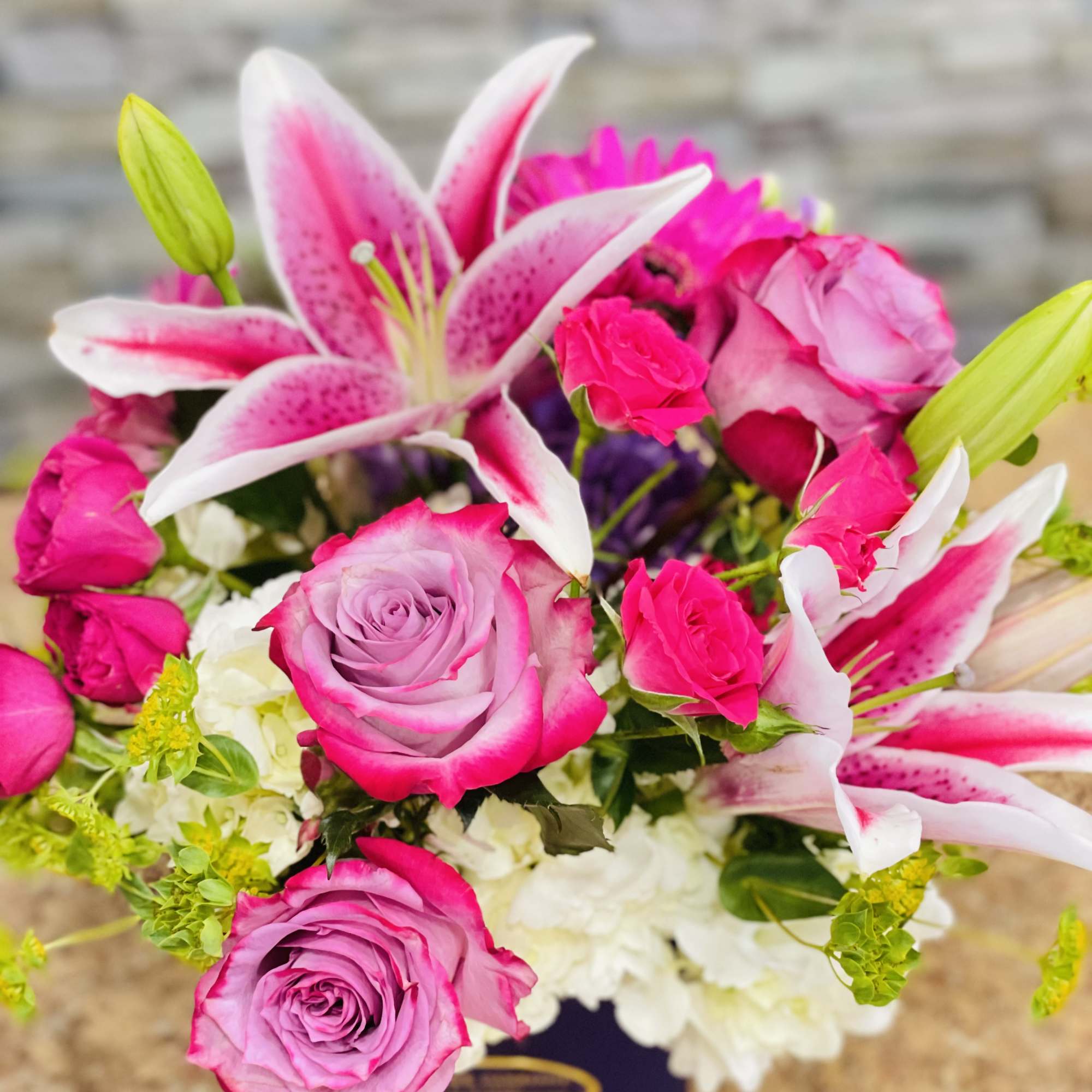 Share what's in your heart with this warm and sunny vase arrangement;