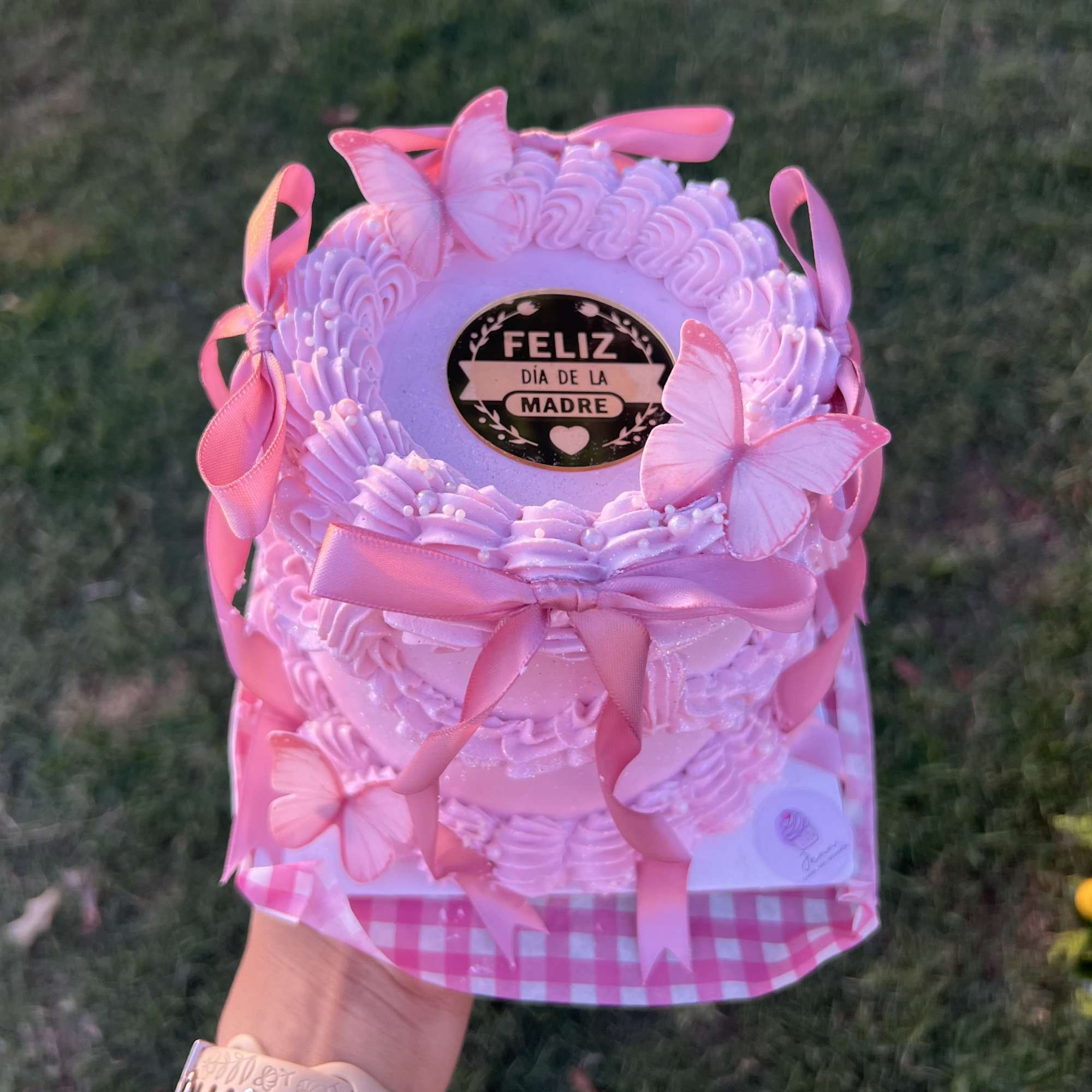 A beautiful combo of fresh flowers and a delicate cake, perfect to