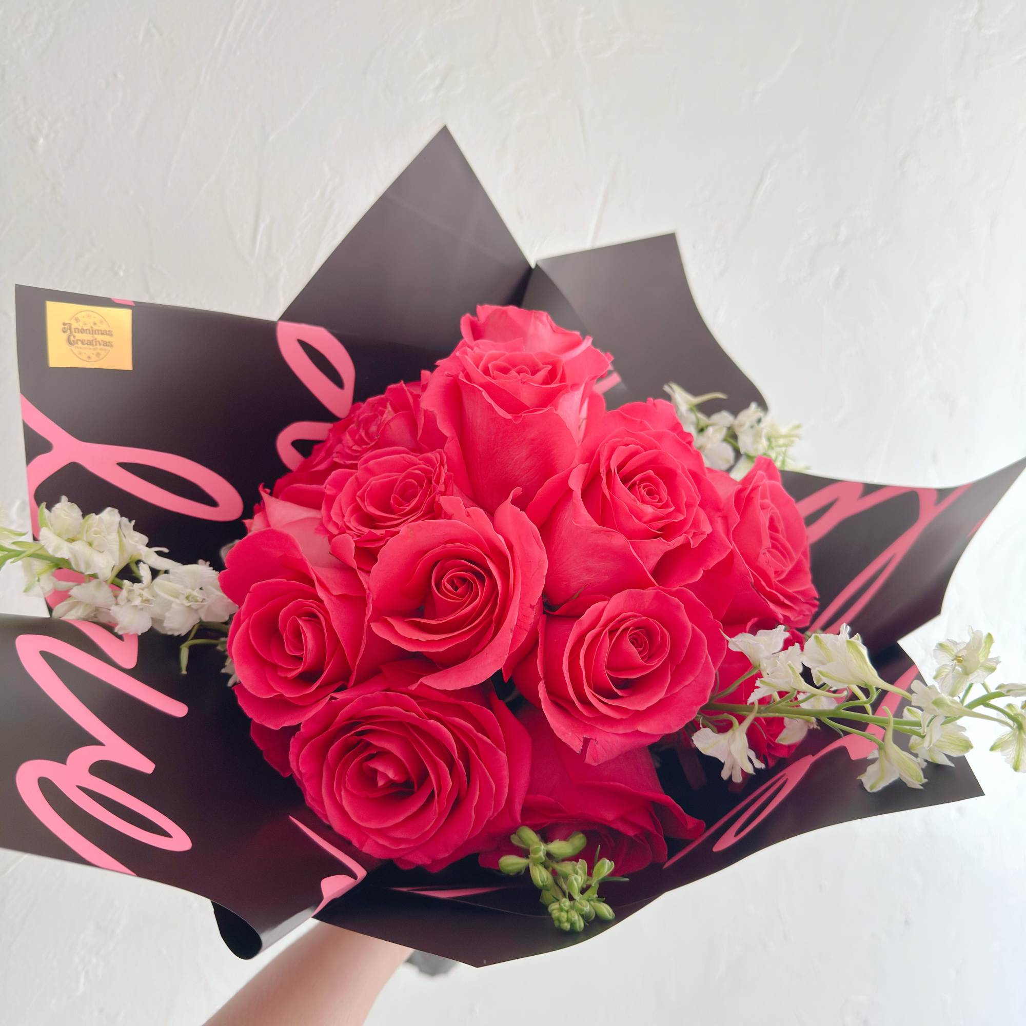 Bouquet de Rosas hot pink, en hermoso papel coreano. 
