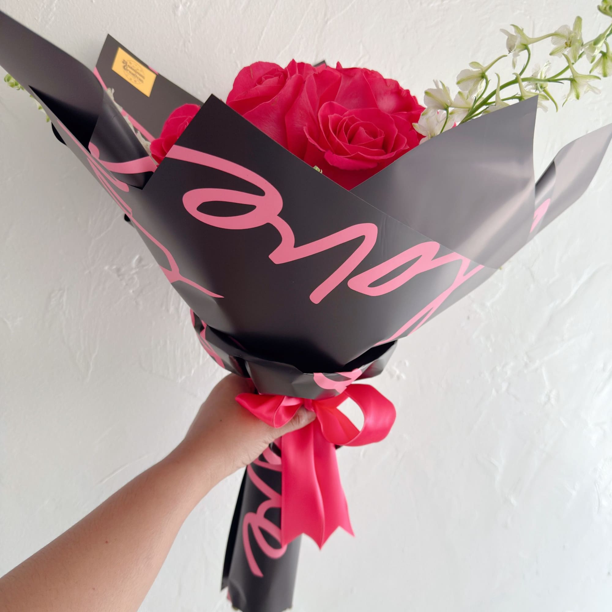 Bouquet de Rosas hot pink, en hermoso papel coreano. 