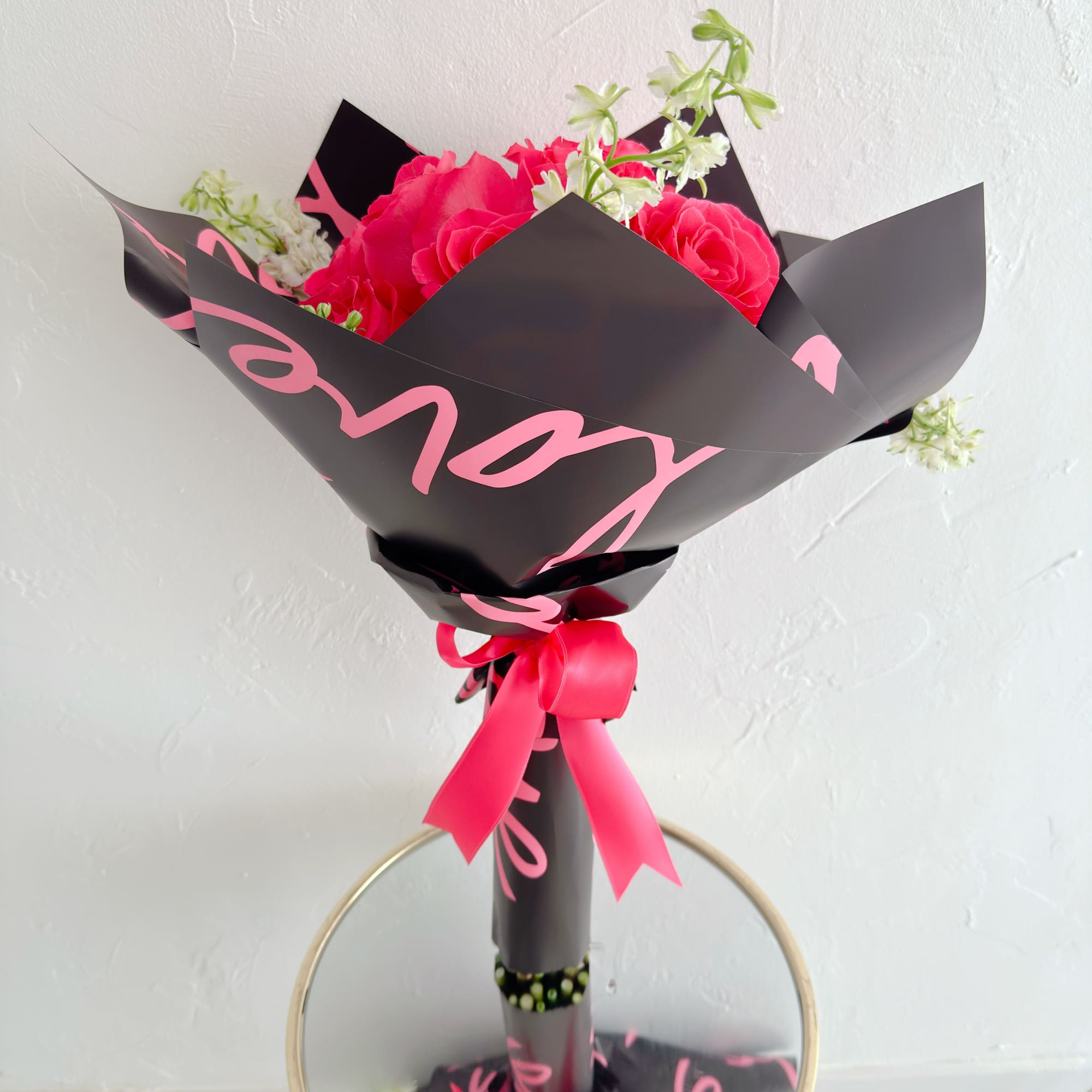 Bouquet de Rosas hot pink, en hermoso papel coreano. 