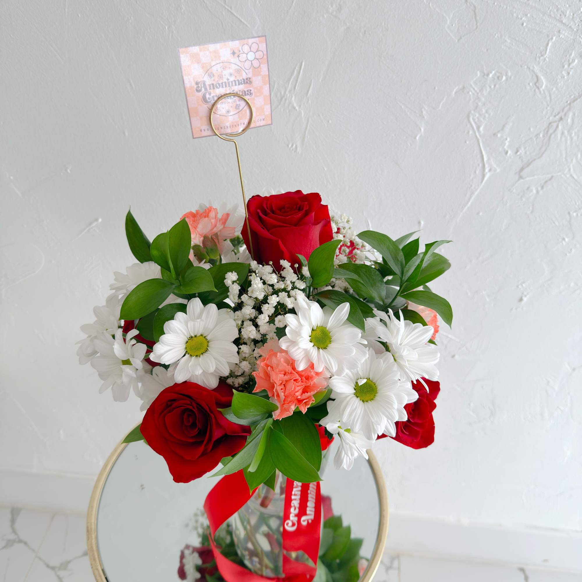 Hermoso jarron de rosas y deisys. 