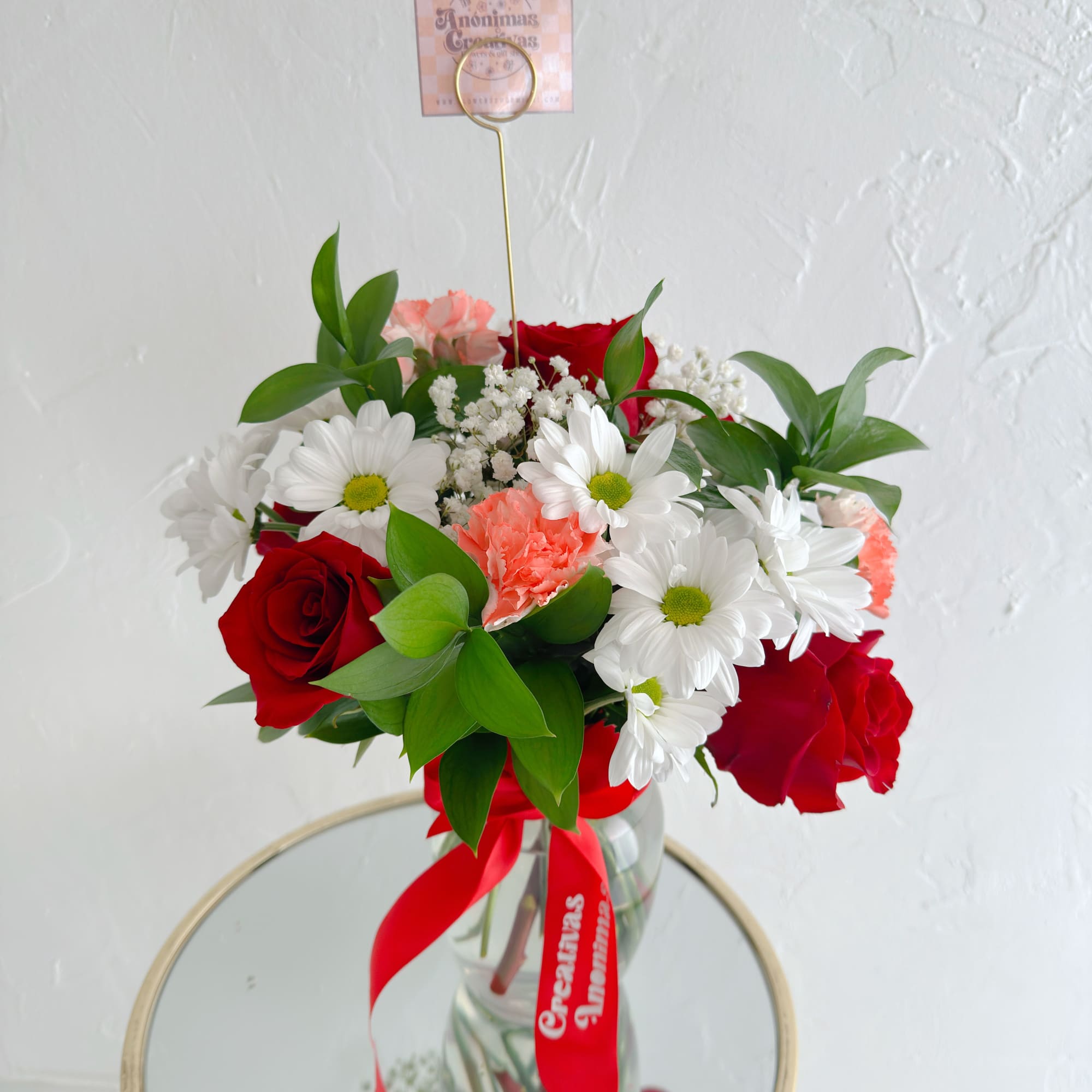 Hermoso jarron de rosas y deisys. 