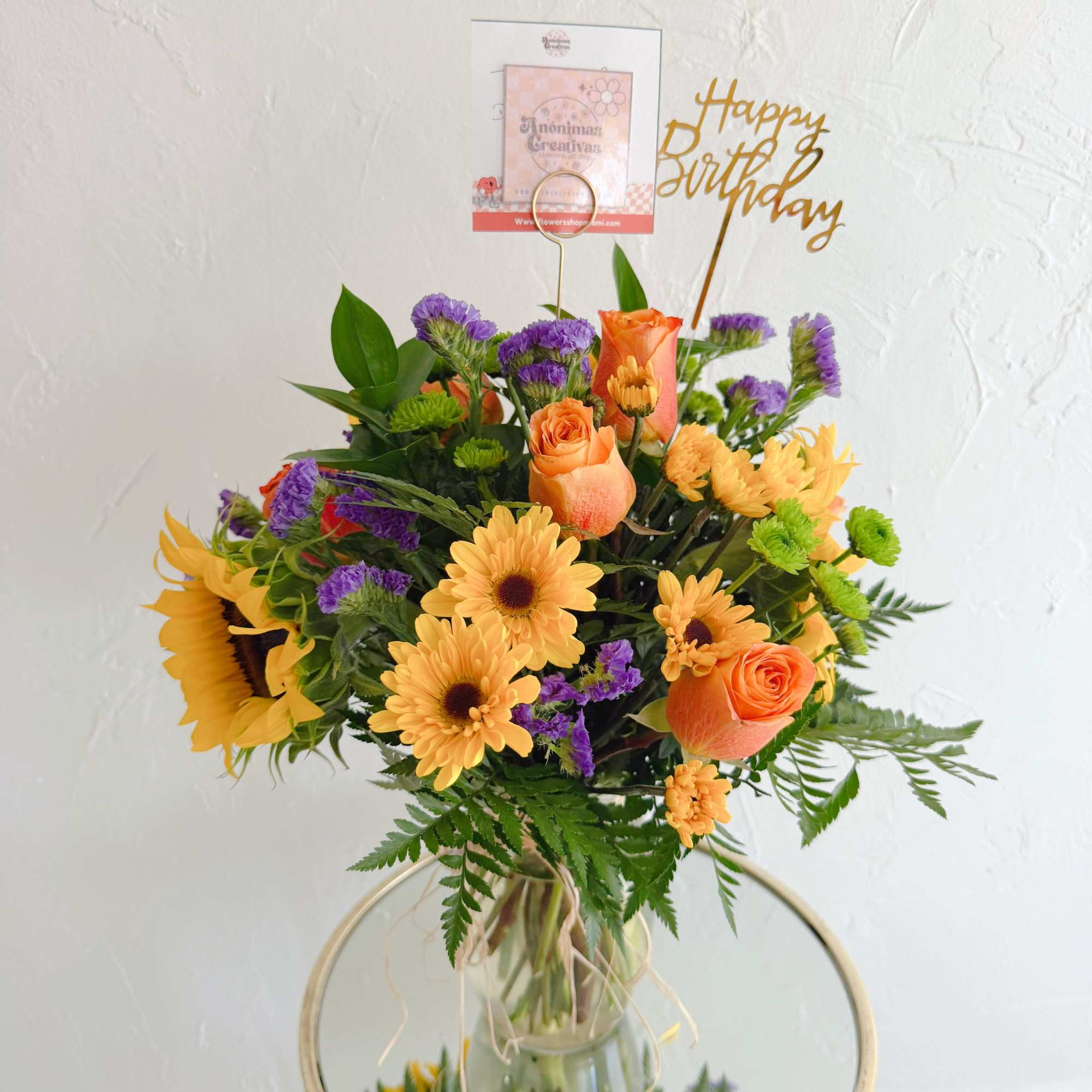  Hermoso arreglo de girasoles y rosas, ideal para sorprender a una