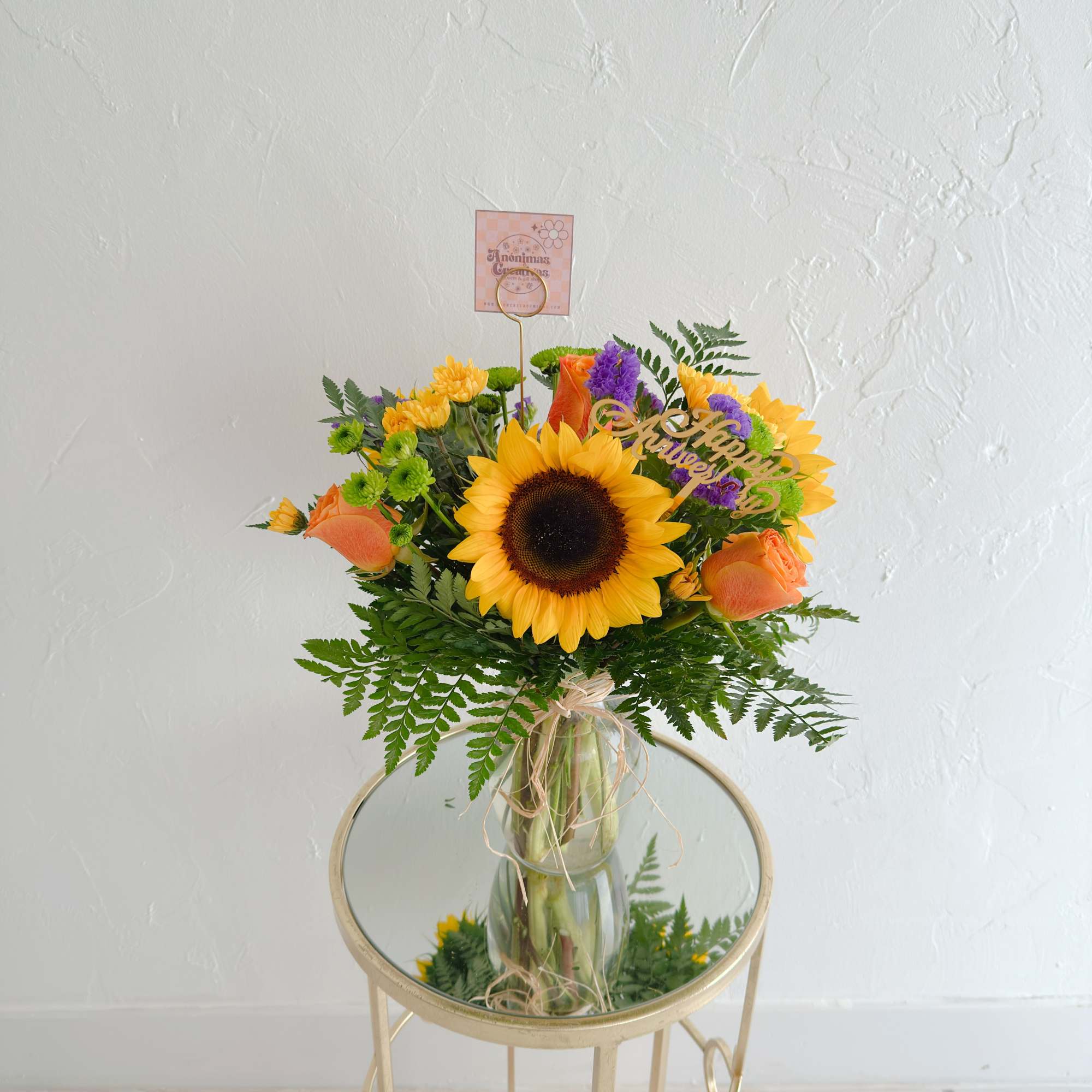  Hermoso arreglo de girasoles y rosas, ideal para sorprender a una