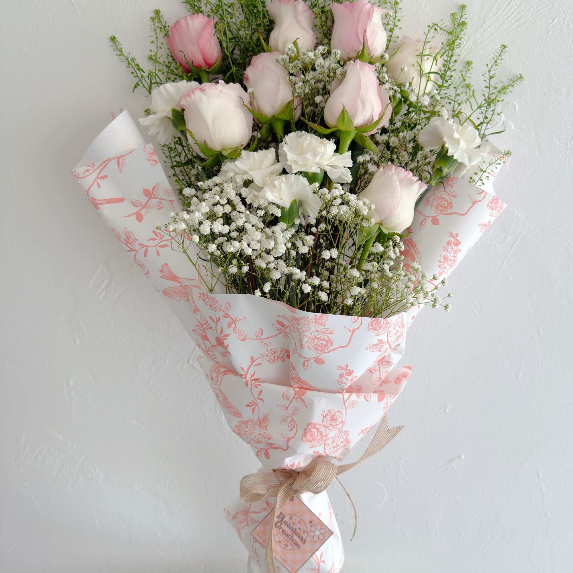 Hermoso bouquet de rosas blancas y rosadas, en hermosa envoltura delux. 