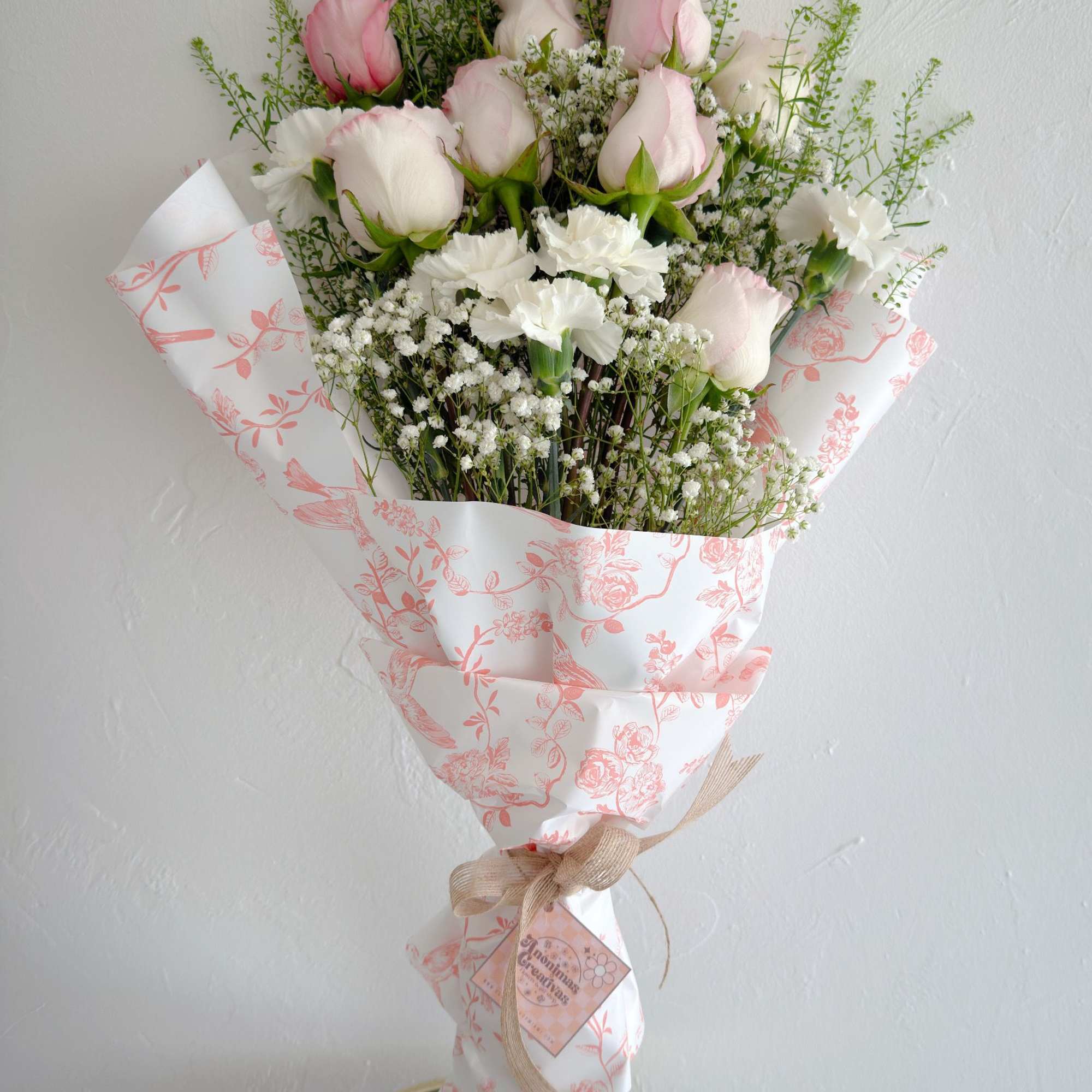 Hermoso bouquet de rosas blancas y rosadas, en hermosa envoltura delux. 