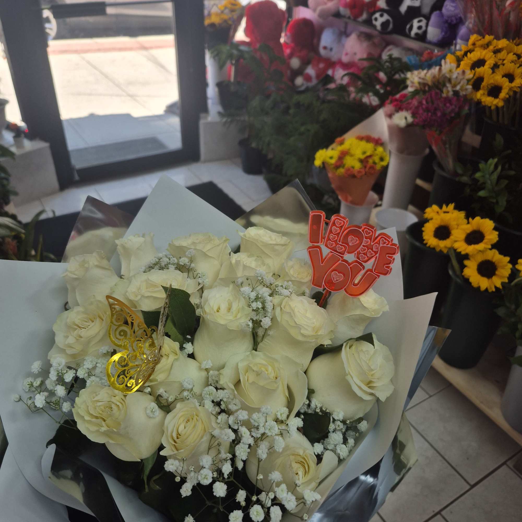 Roses and paper decoration may vary on store disponibility.