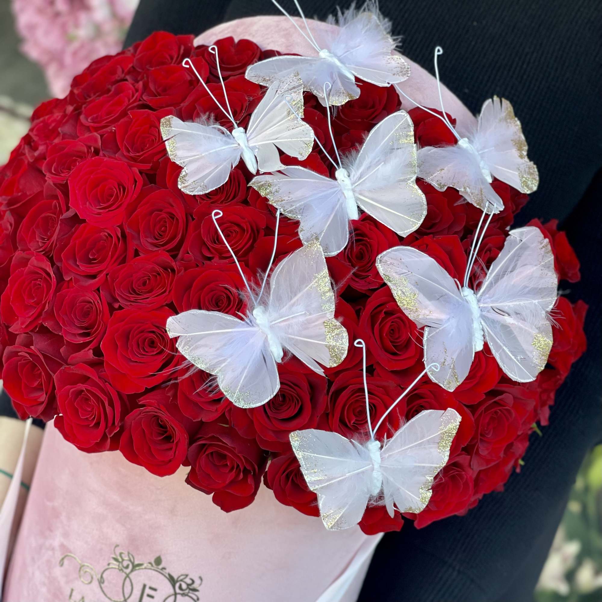 Standard 50 red roses with pink butterflies
Deluxe 75 red roses with pink