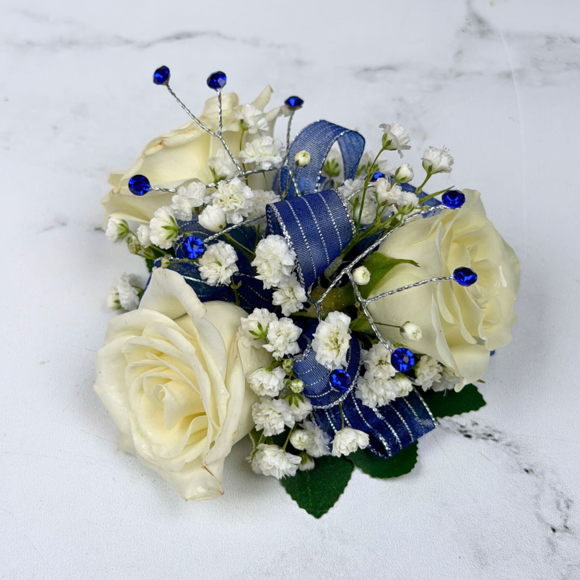 Cream-white roses gathered into a compact corsage give this Sapphire 3 Rose