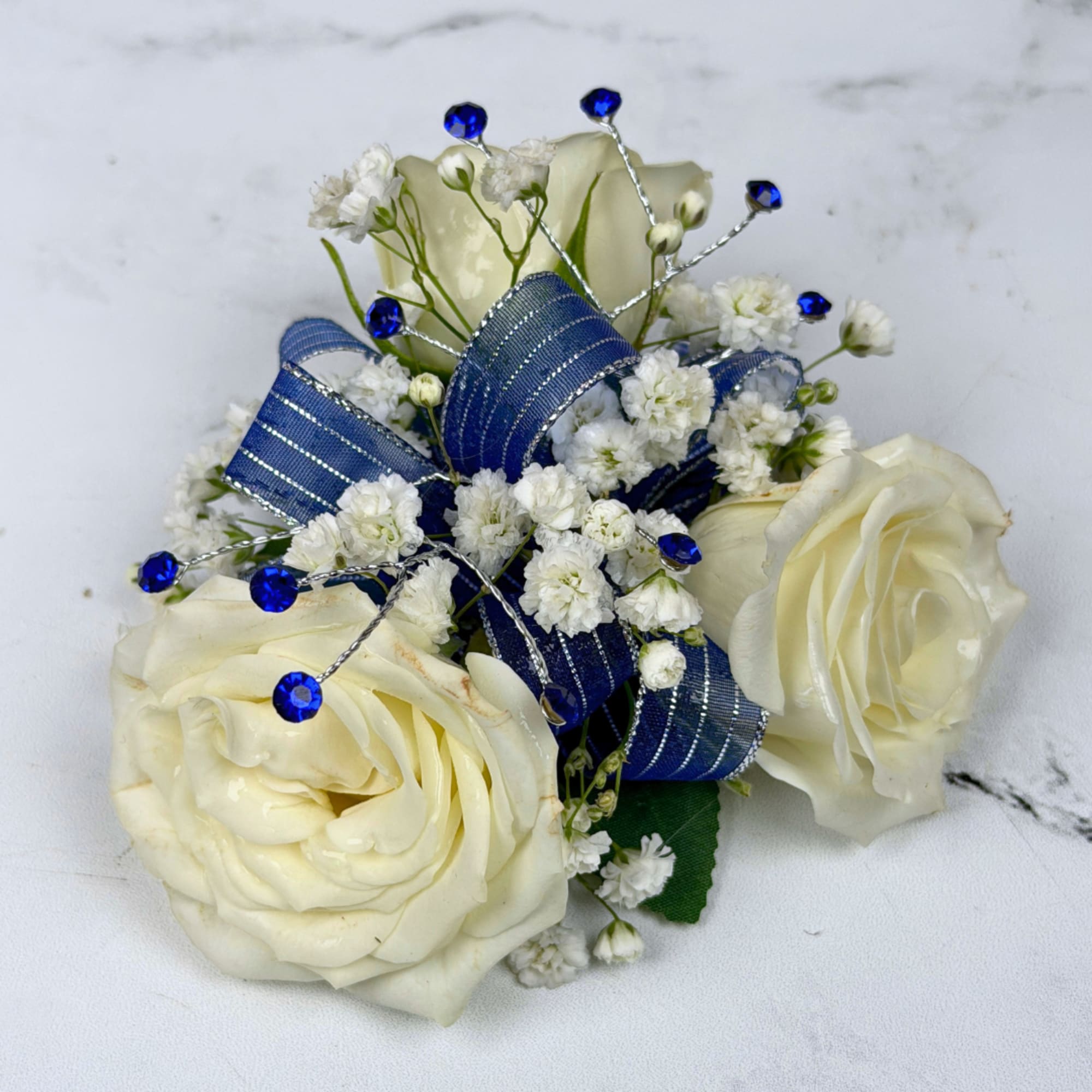 Cream-white roses gathered into a compact corsage give this Sapphire 3 Rose