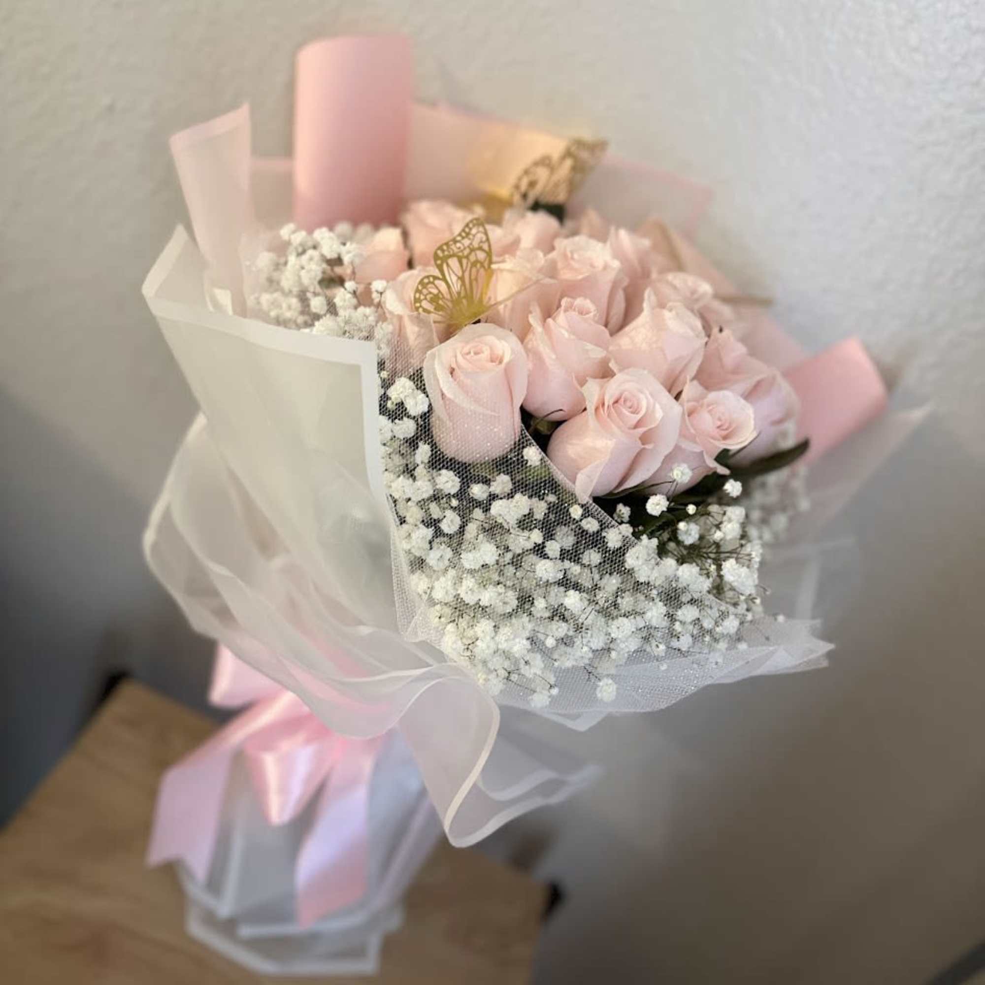 A delicate and charming design that blends the softness of pink roses