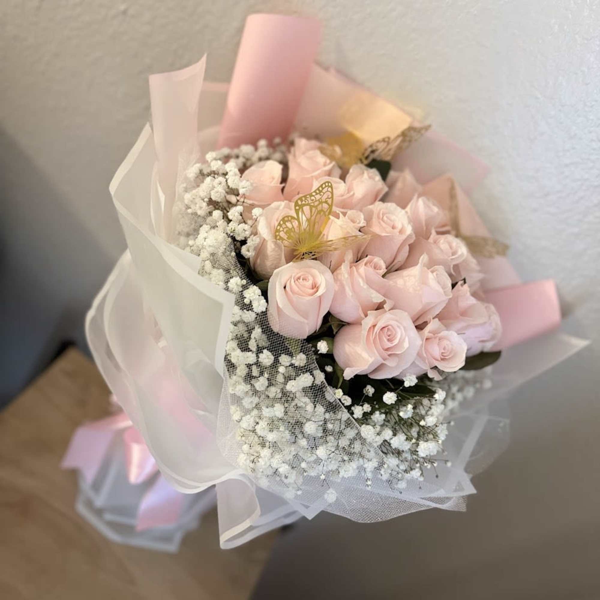 A delicate and charming design that blends the softness of pink roses