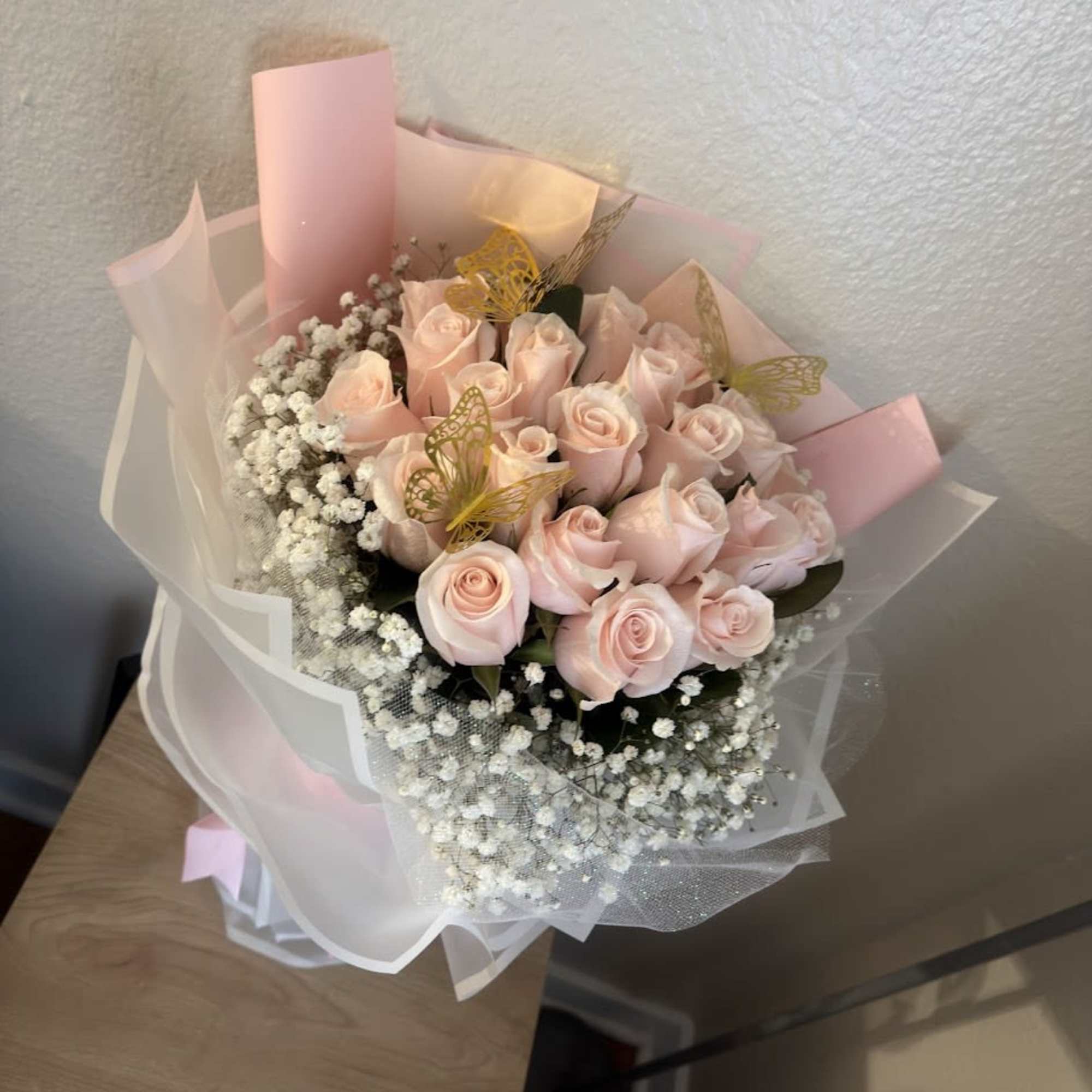 A delicate and charming design that blends the softness of pink roses