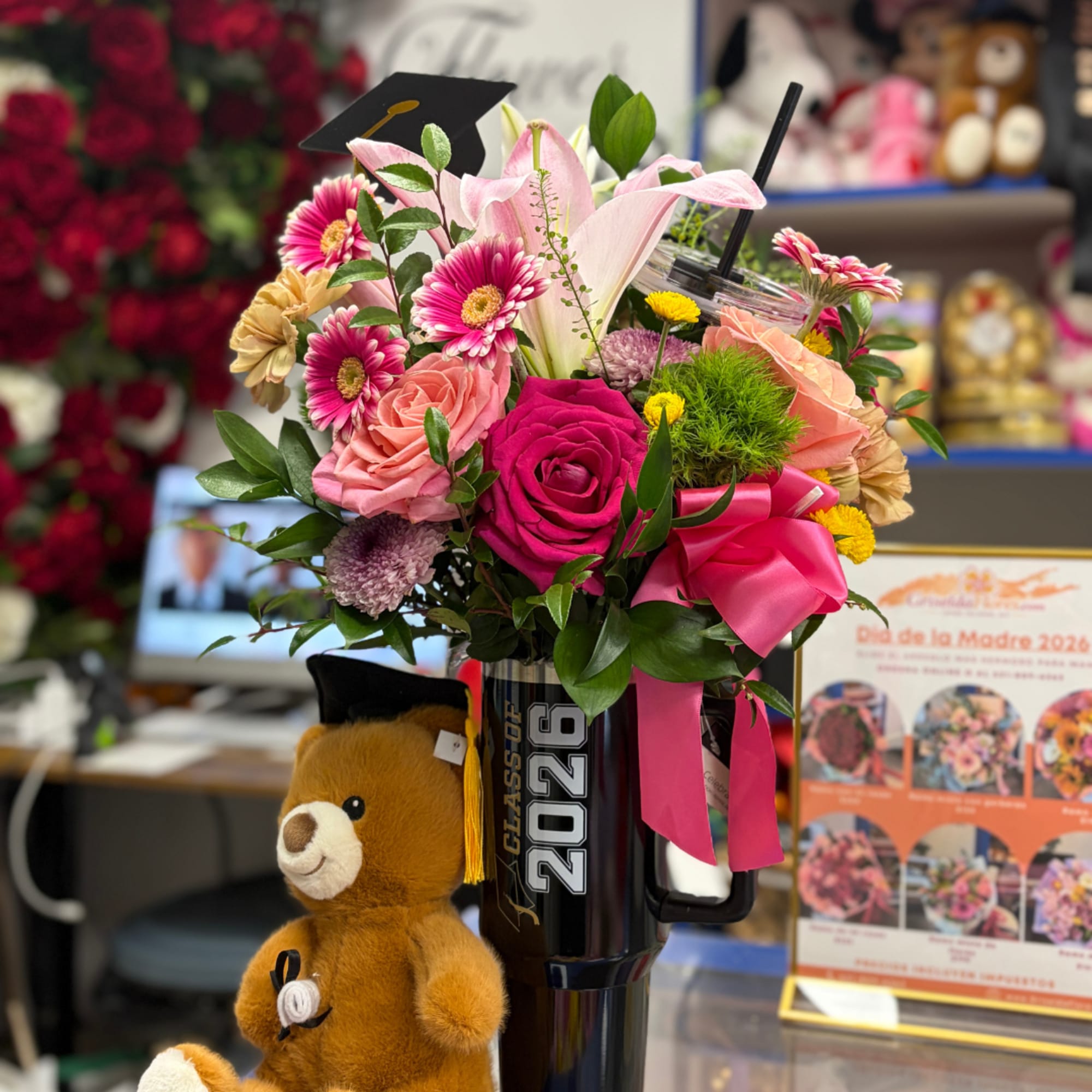 Arreglo con flores mixtas y peluche para graduada
