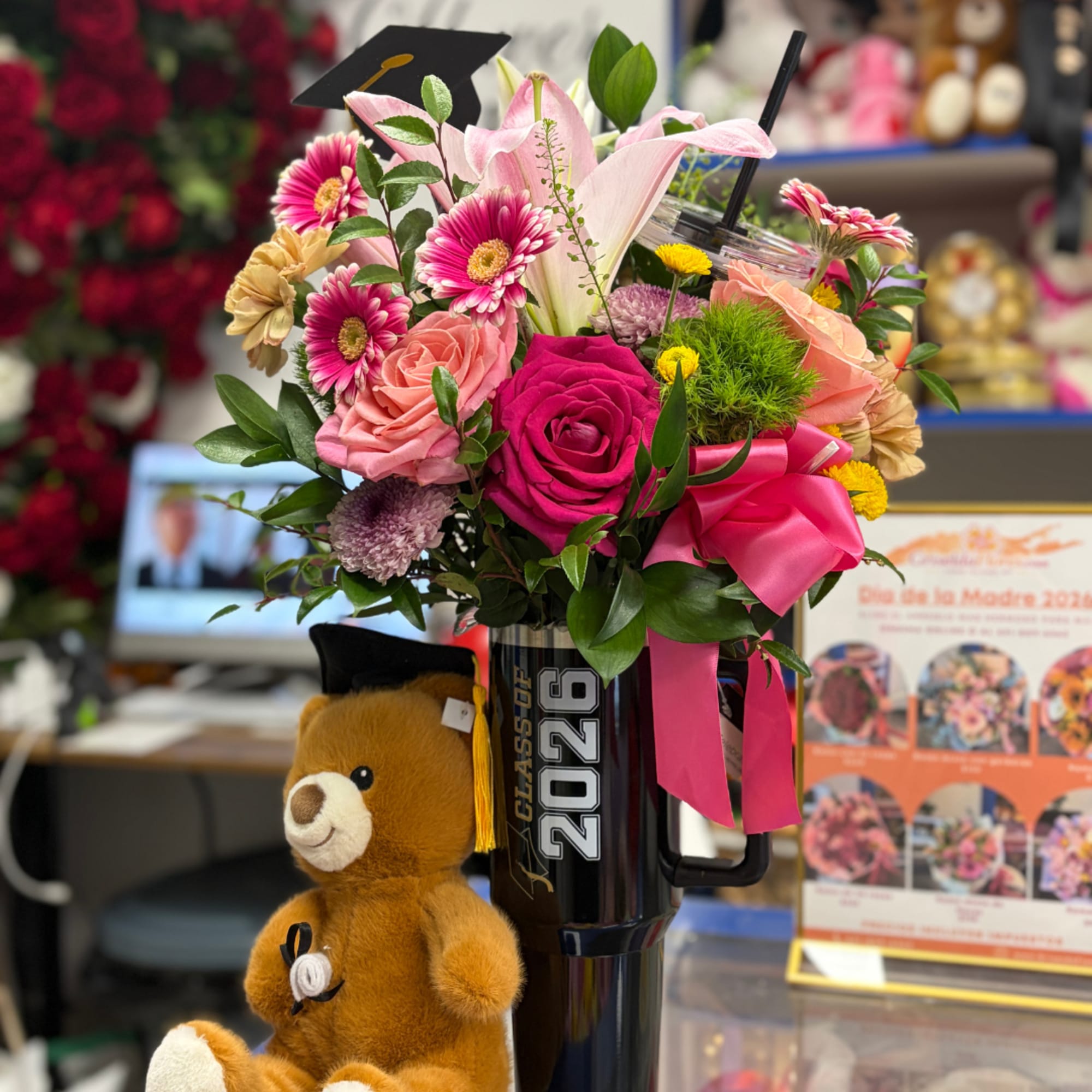 Arreglo con flores mixtas y peluche para graduada