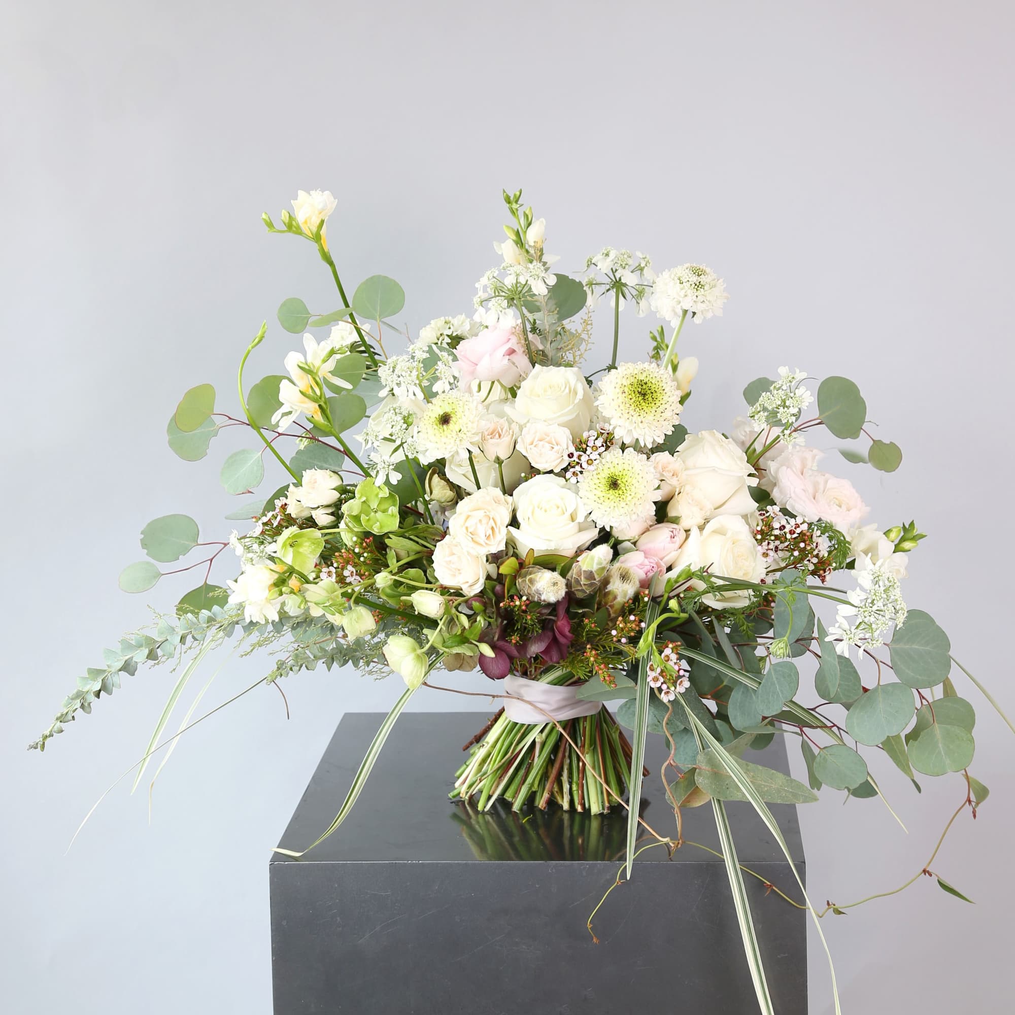 Ivory /blush combo create an elegance , clean luxe rose garden look.