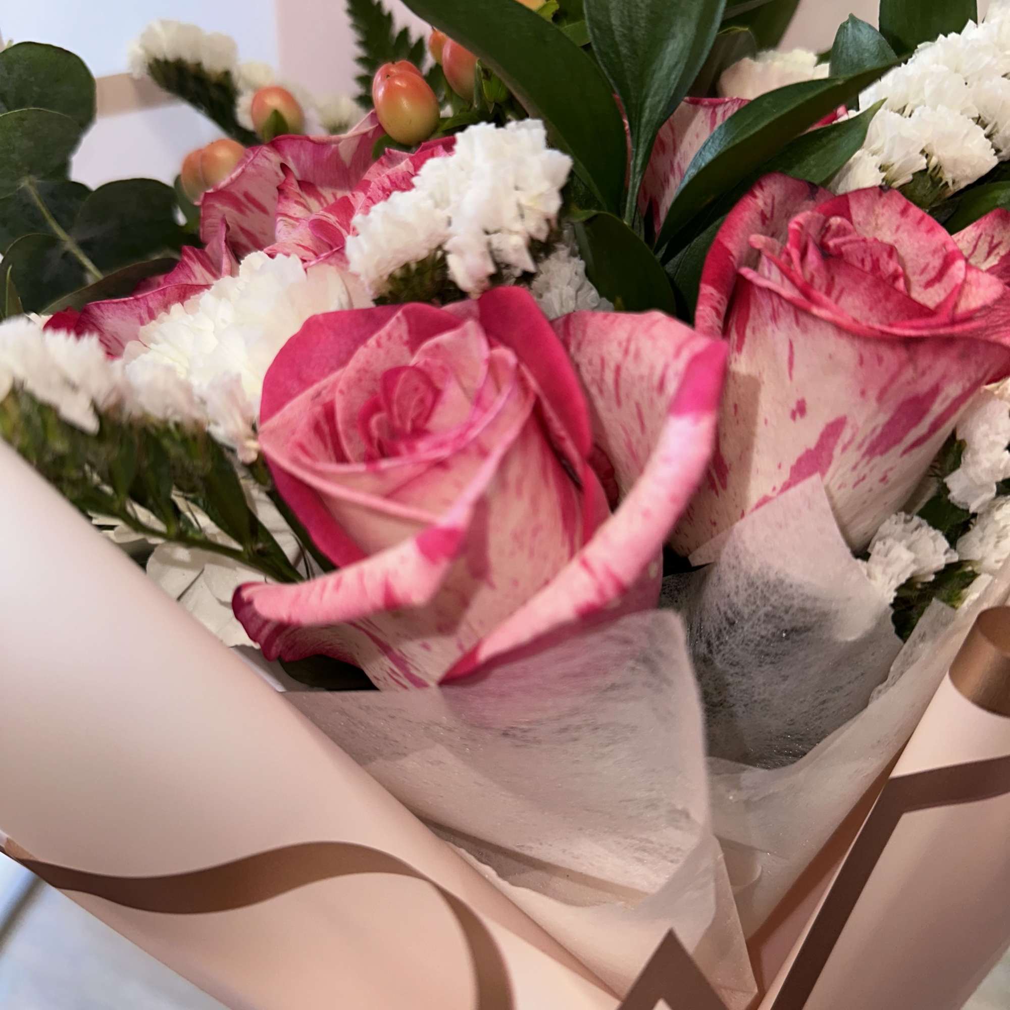 BEAUTIFUL ARRANGEMENT WITH TWO-COLOR ROSES IN ONE AND OTHER VARIETIES OF FLOWERS