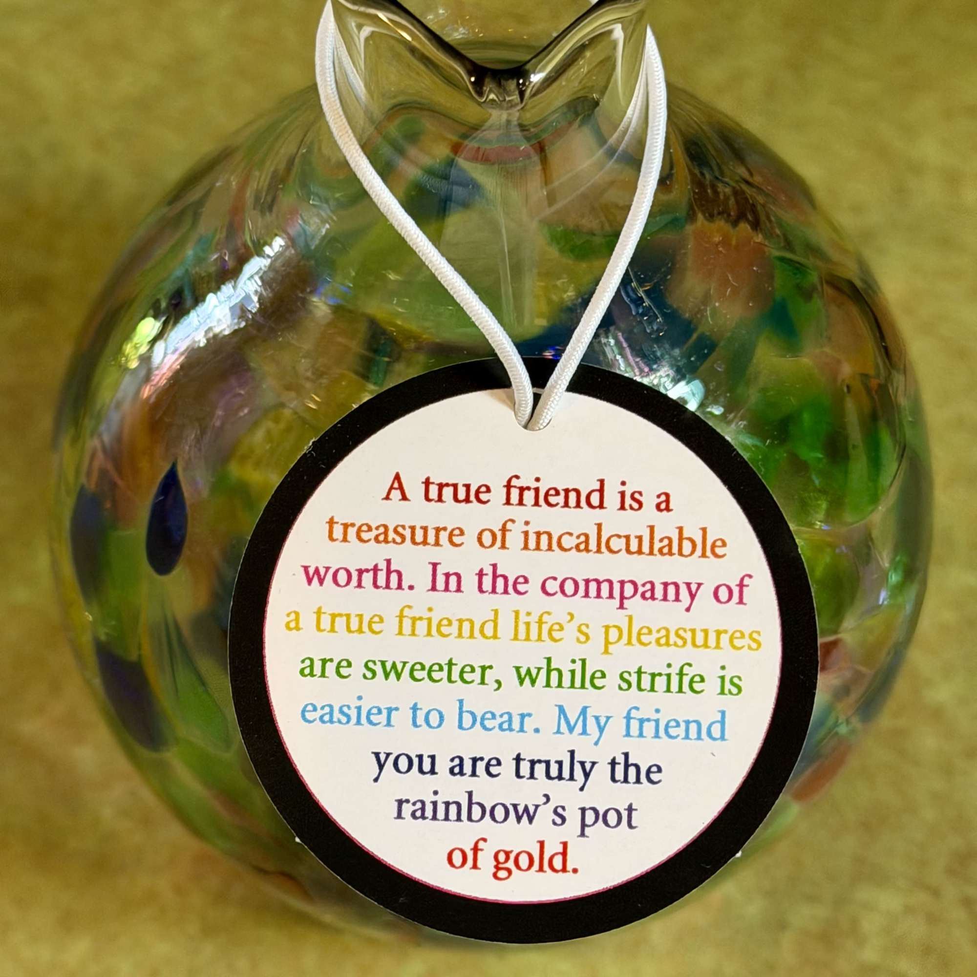 Celebrate meaningful connections with this charming friendship gift set. Featuring a vibrant