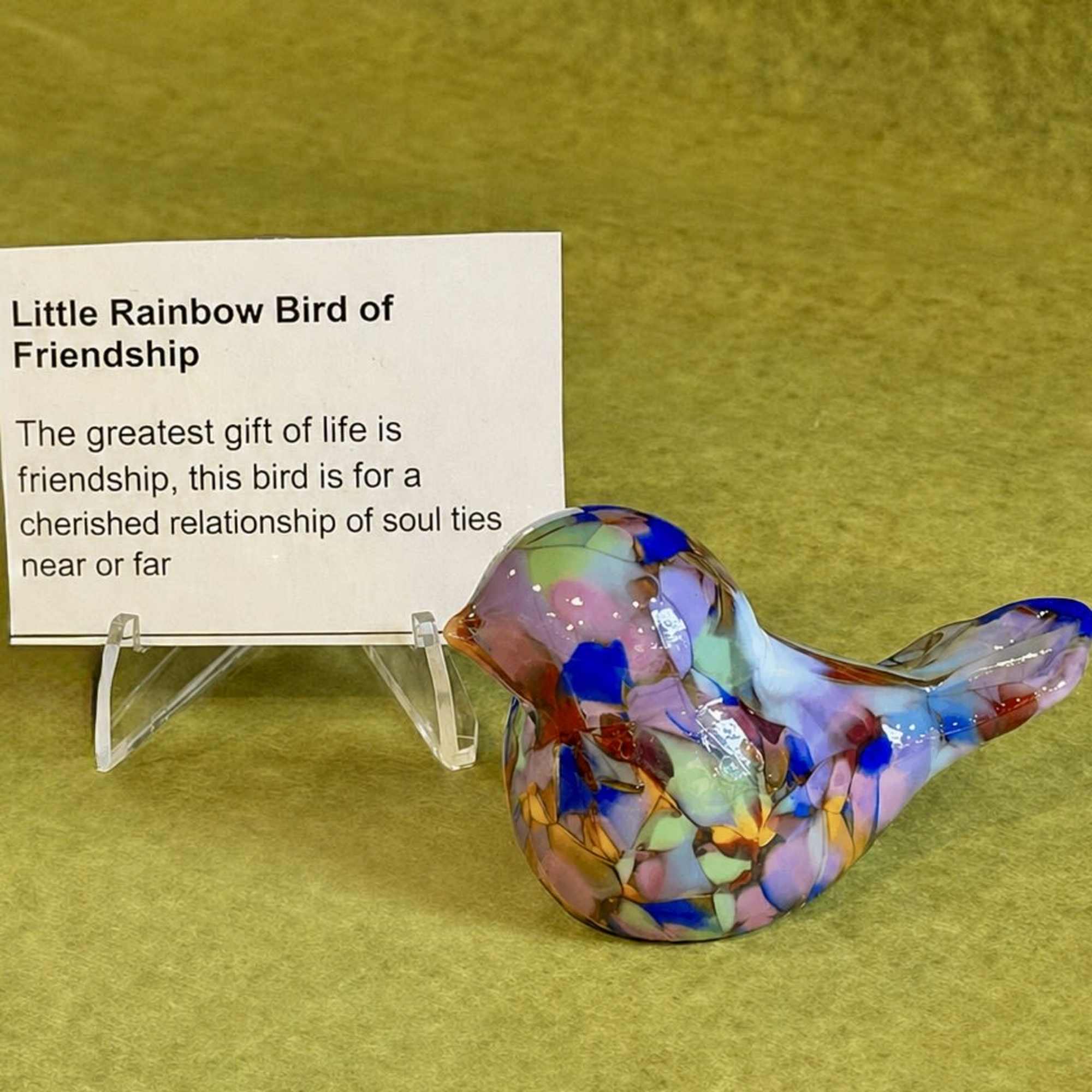 Celebrate meaningful connections with this charming friendship gift set. Featuring a vibrant