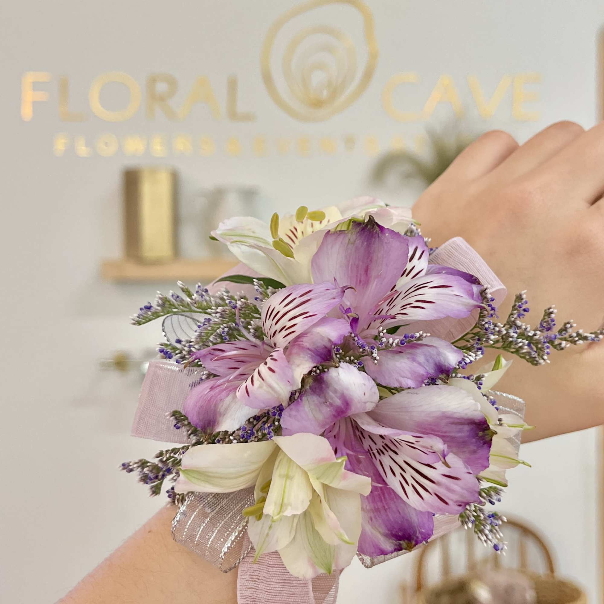 Floral Cave's Prom Corsages!

Select a theme: Pink, Peach, Yellow, Green, Blue, or
