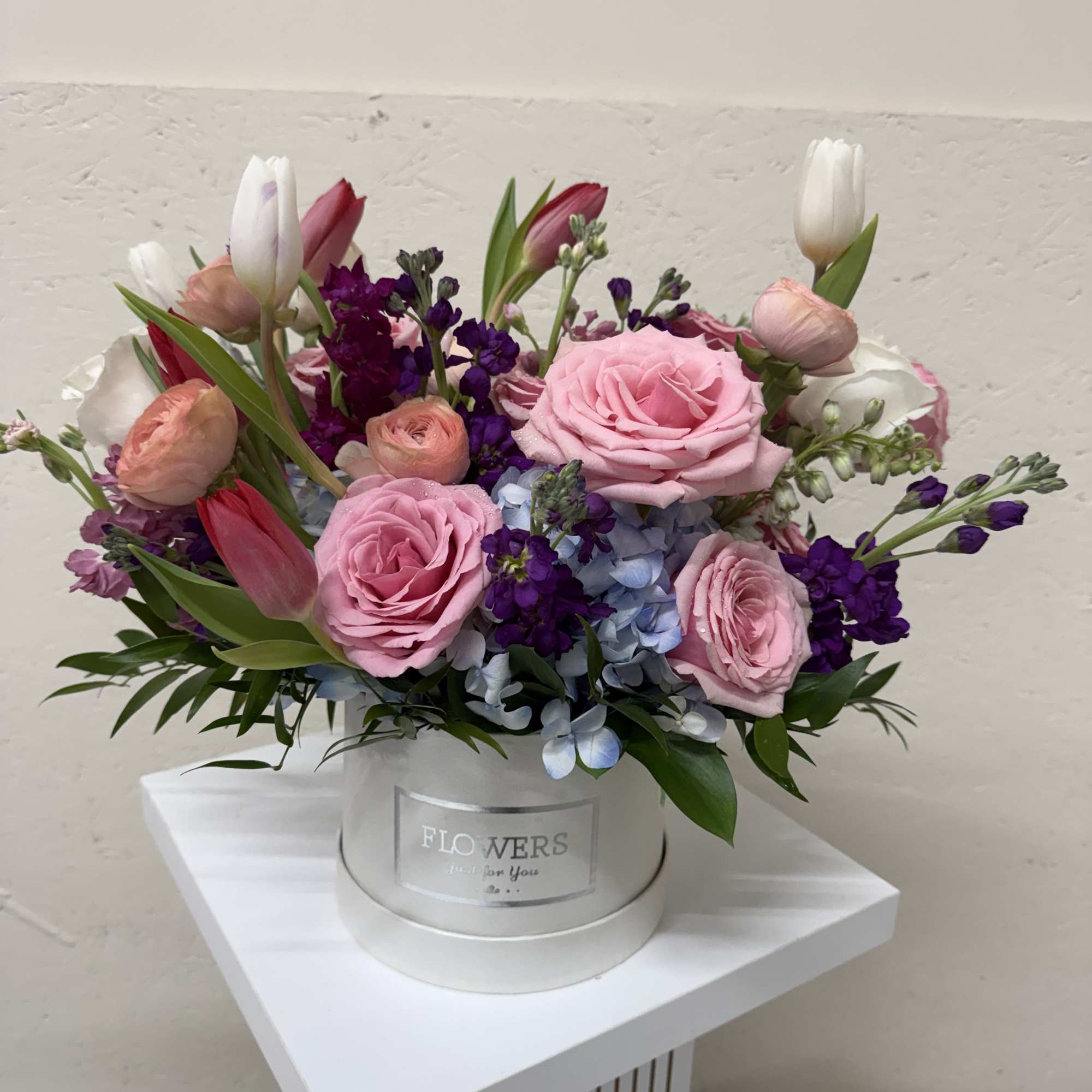 Vibrant mix of seasonal blooms to cheer your superstar on.