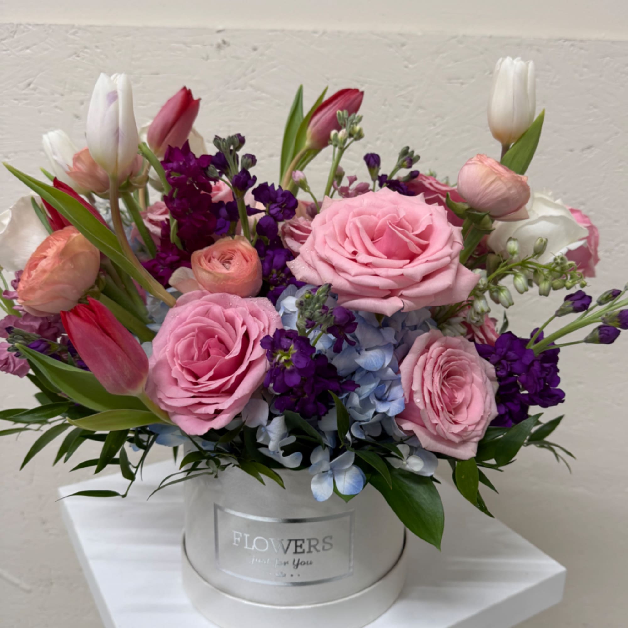 Vibrant mix of seasonal blooms to cheer your superstar on.