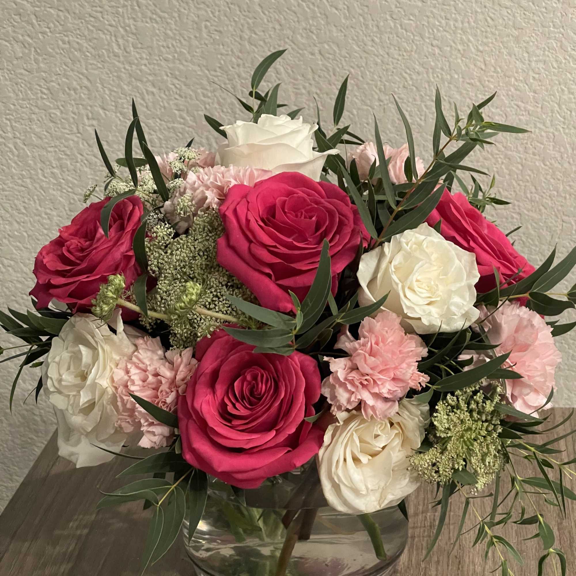 These gorgeous roses flaunt their incredible flashy pedals. White and fuchsia premium