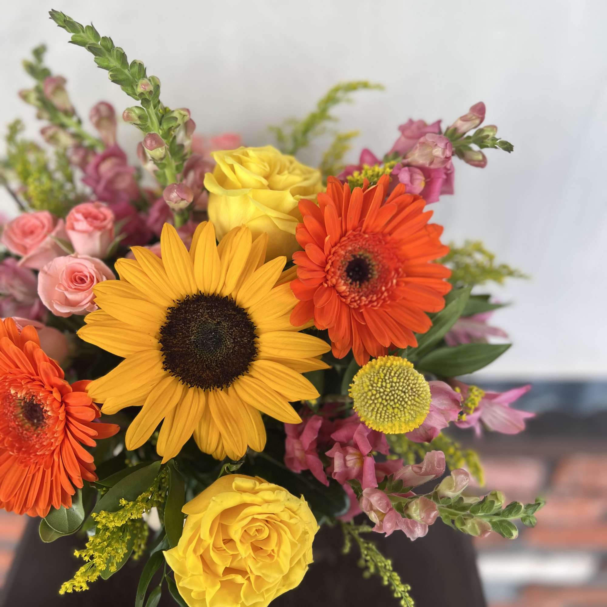 With its playful mix of textures and radiant tones, Floraz&oacute;n captures the