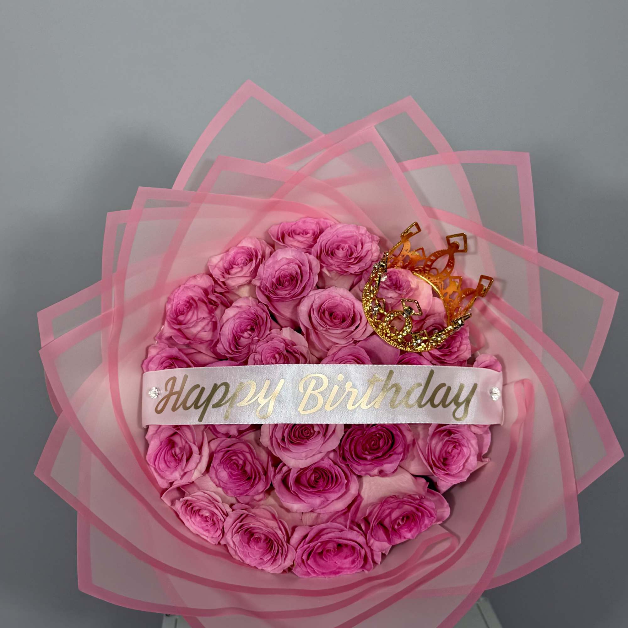 Designed for those who love delicate and elegant details. Light pink roses