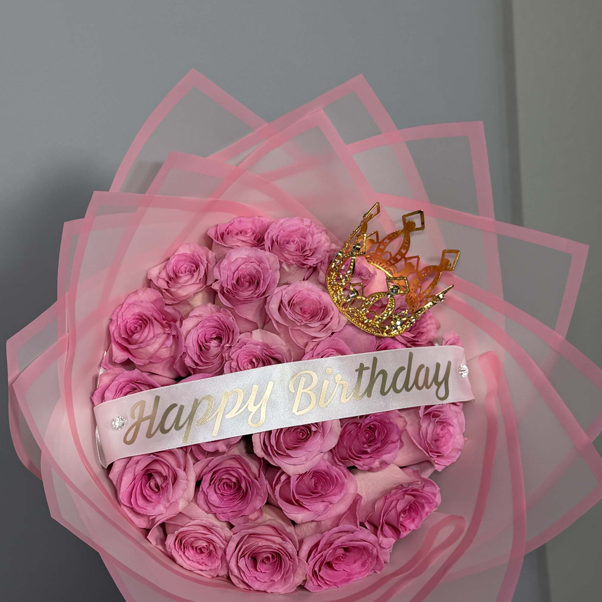 Designed for those who love delicate and elegant details. Light pink roses