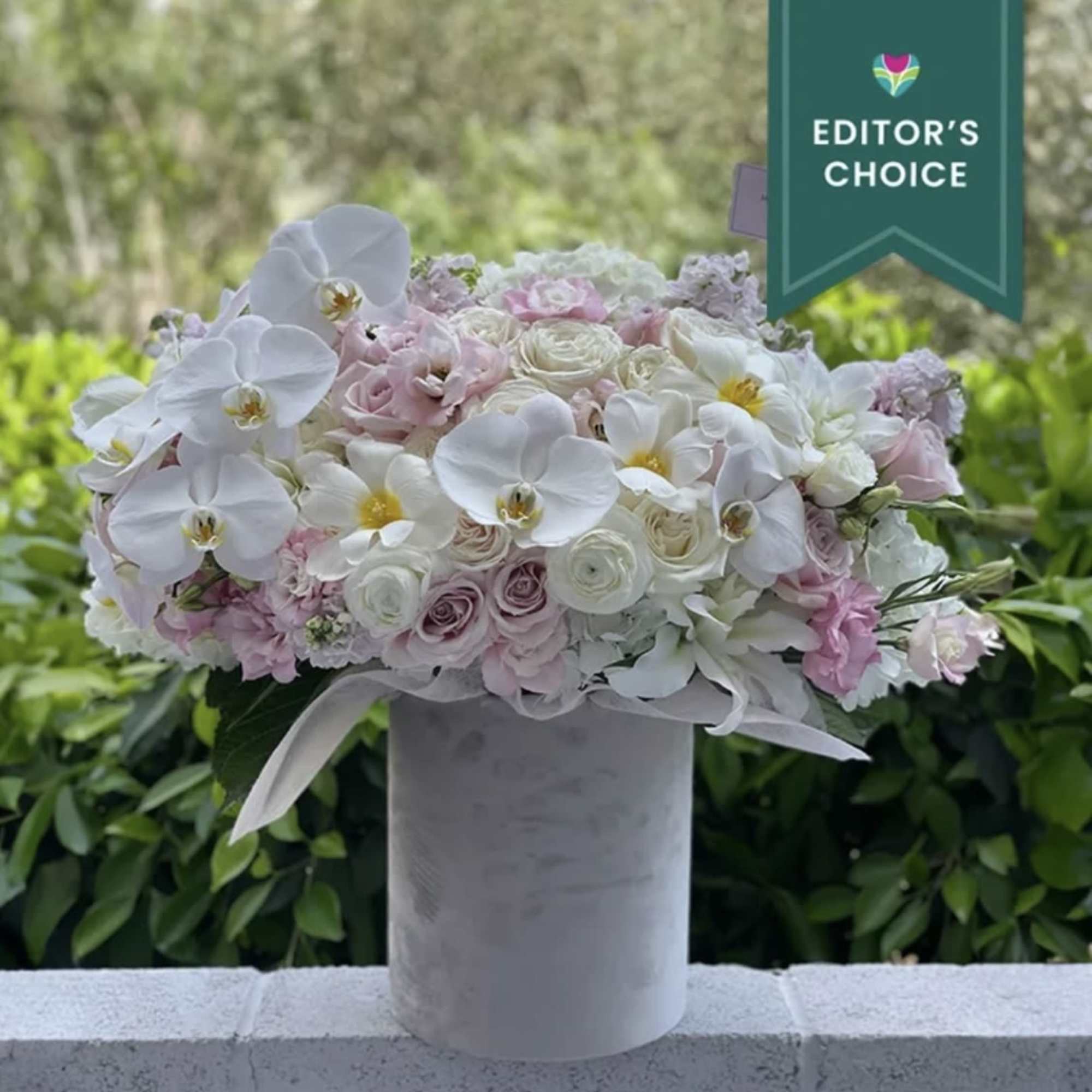 Gorgeouse pink sweet Eskimo roses mix with white garden roses,hydrangea, gorgeous lisianthus