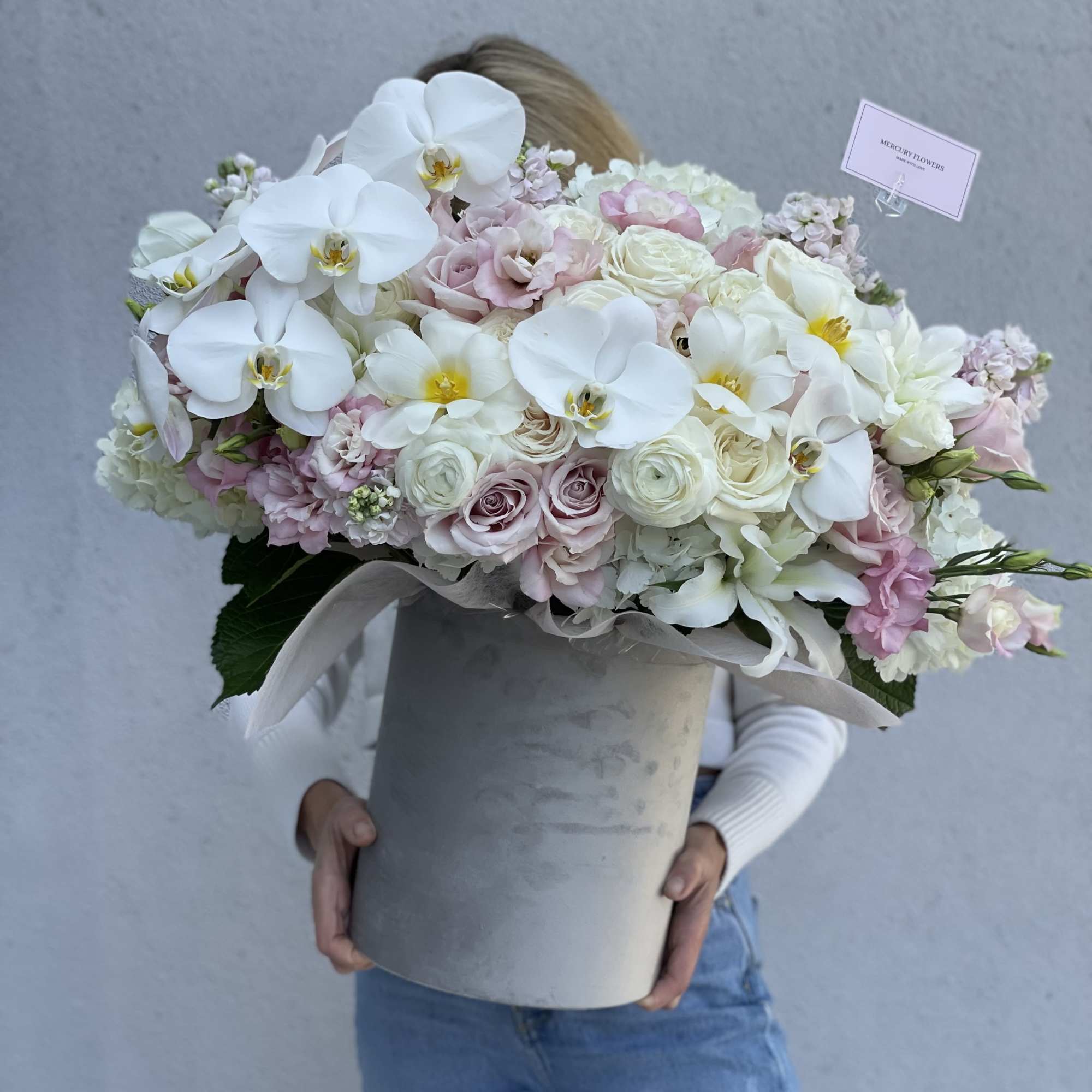 Gorgeouse pink sweet Eskimo roses mix with white garden roses,hydrangea, gorgeous lisianthus