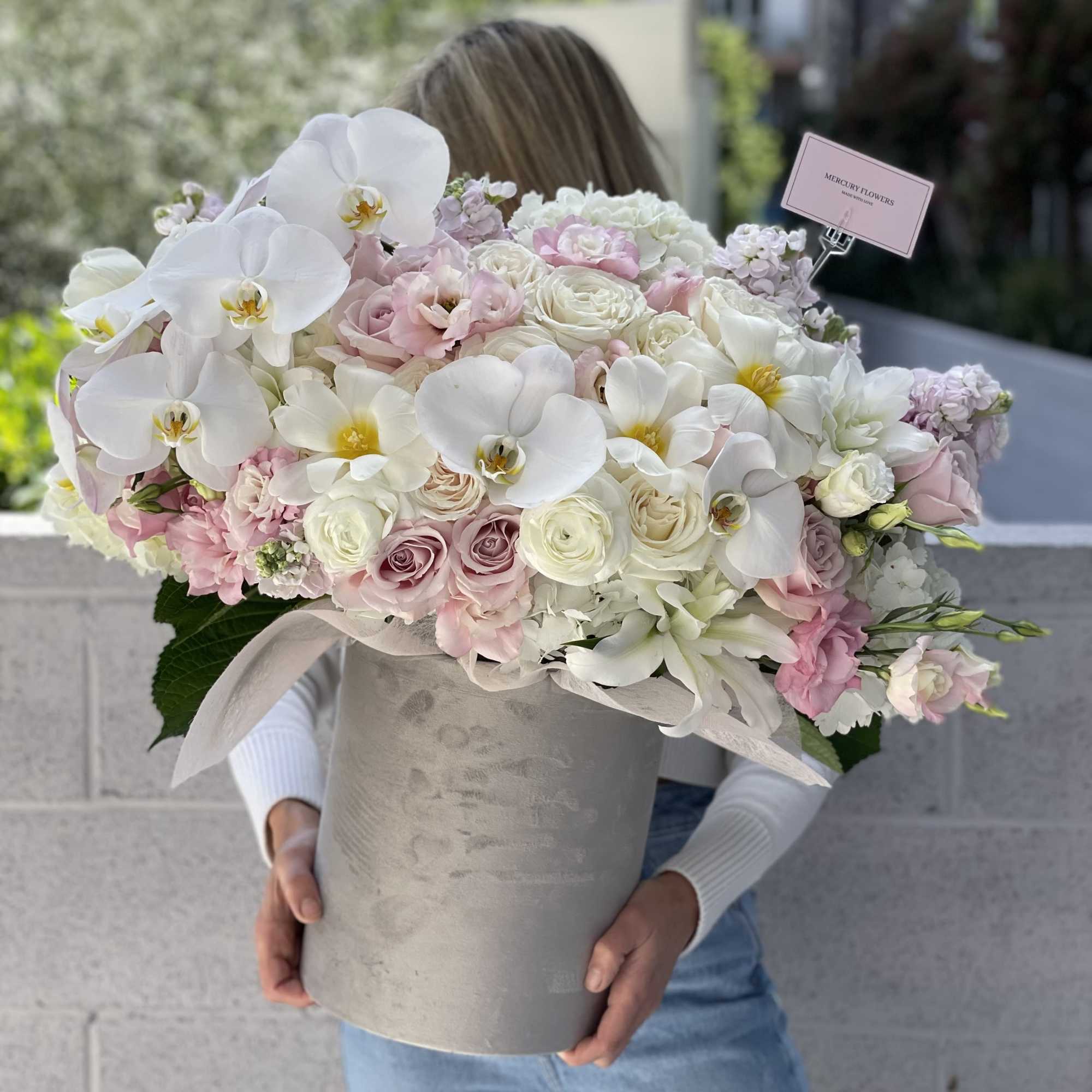 Gorgeouse pink sweet Eskimo roses mix with white garden roses,hydrangea, gorgeous lisianthus