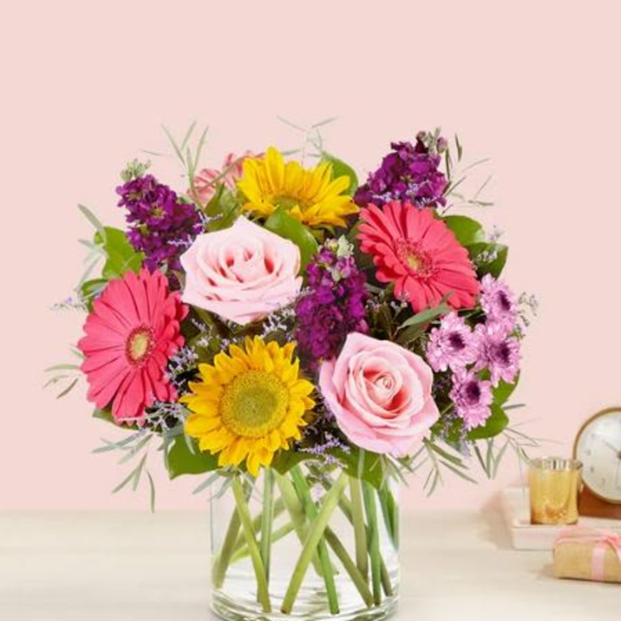  Pet Friendly?
No .This arrangement contains Eucalyptus, Chrysanthemums (Daisy Mums), and Daisies