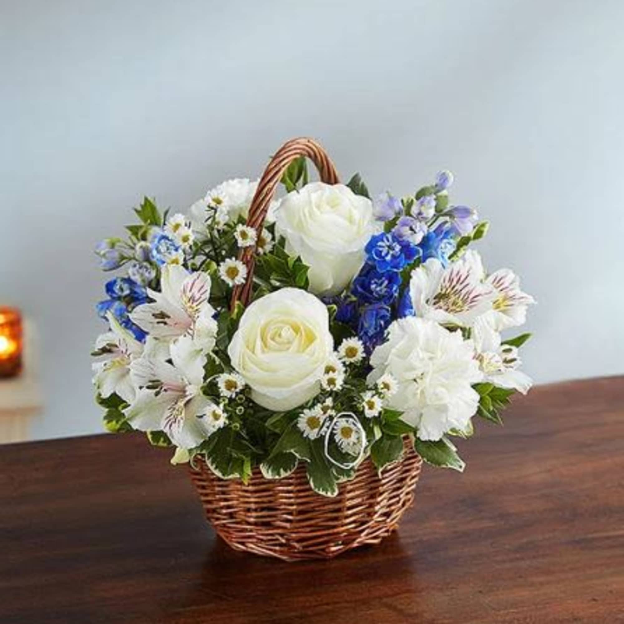  Pet Friendly?
No This arrangement contains Alstroemeria, which can cause digestive upset