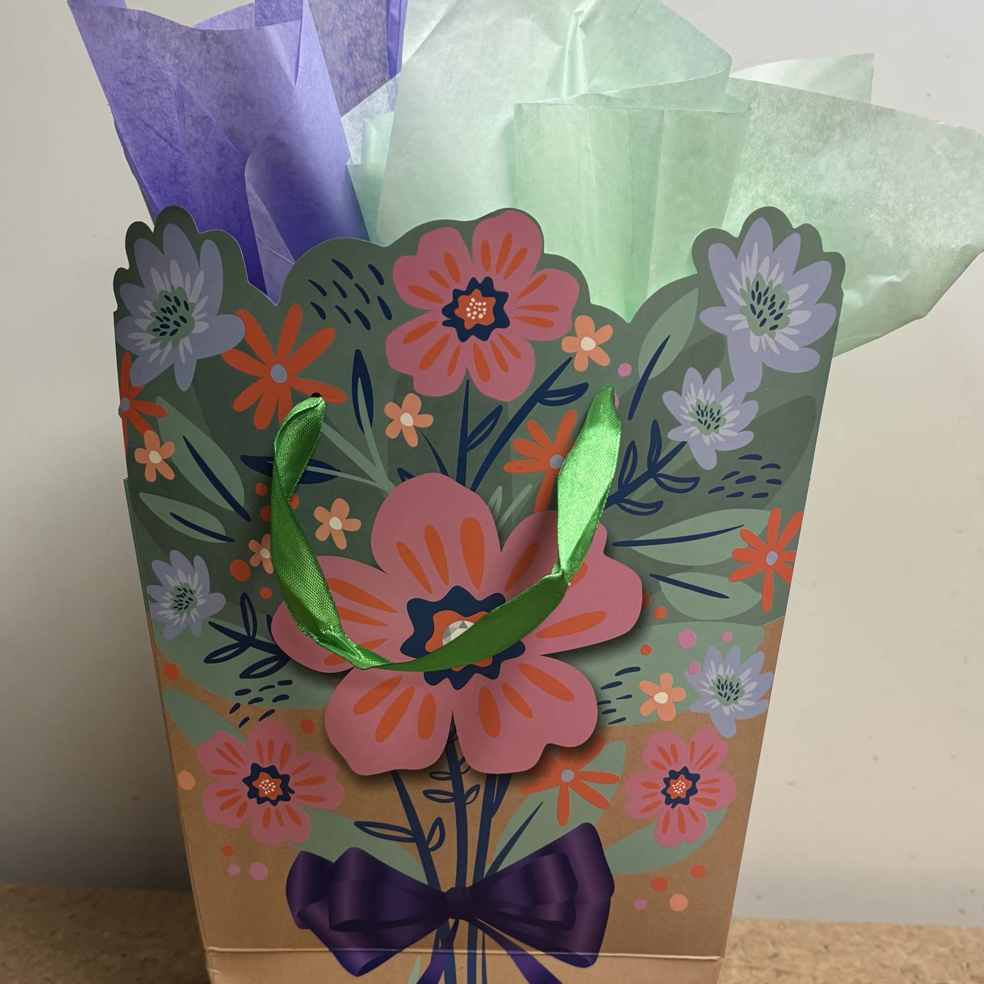 This delightful gift item contains a Bradney 16 oz soy candle in