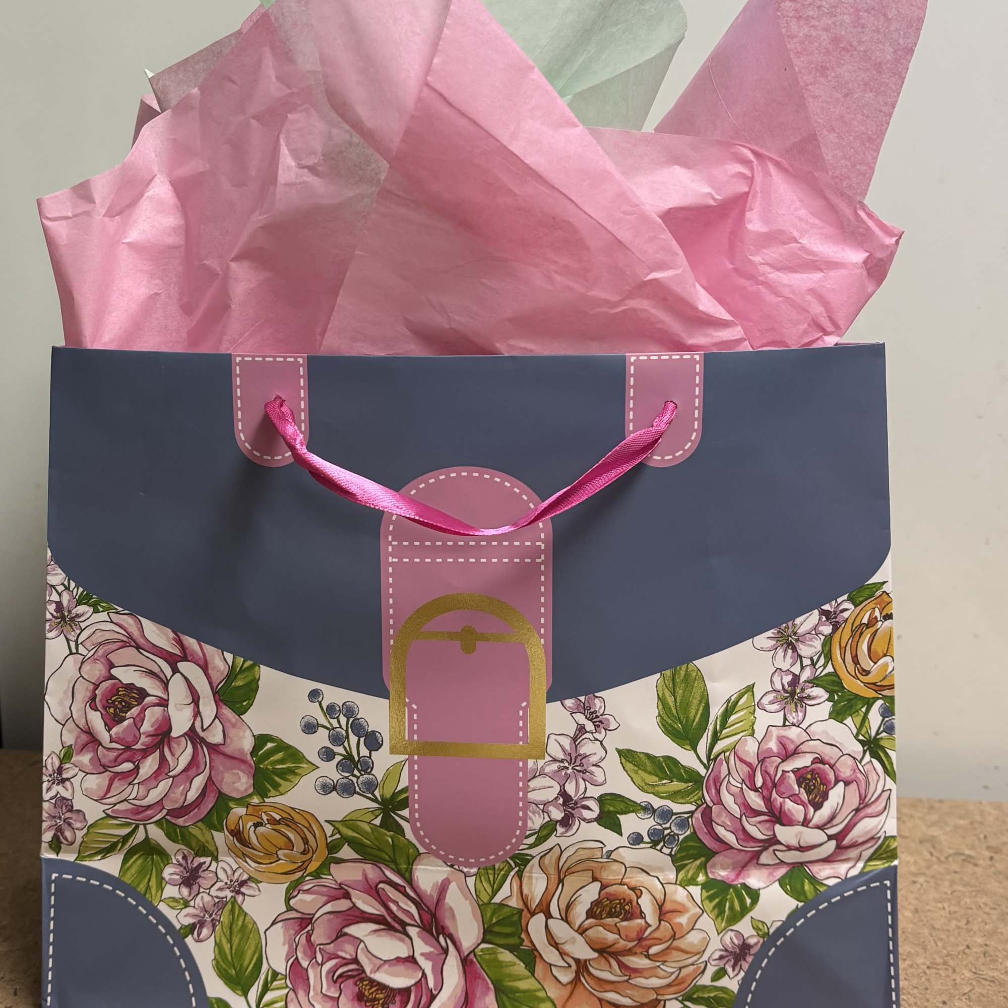 This delightful gift item contains a Bradney 16 oz soy candle in