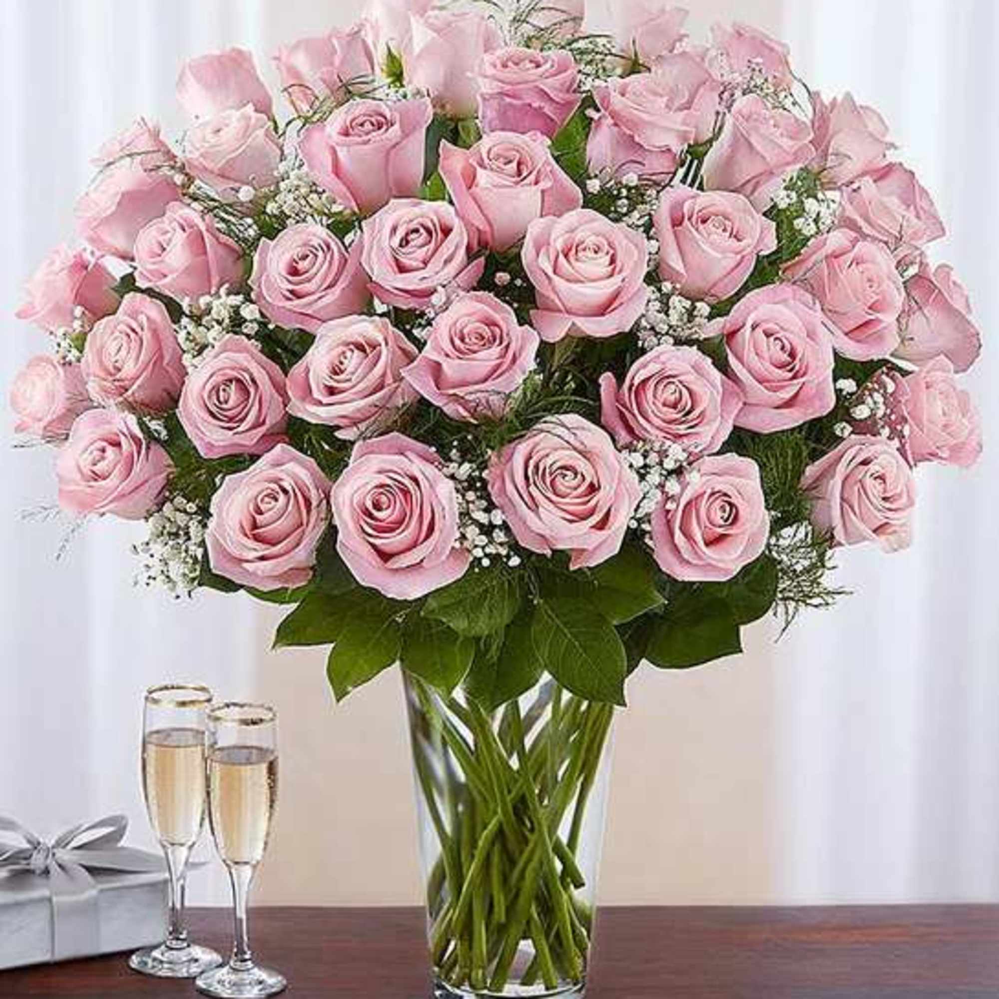 Bouquet of pink roses in a clear glass vase